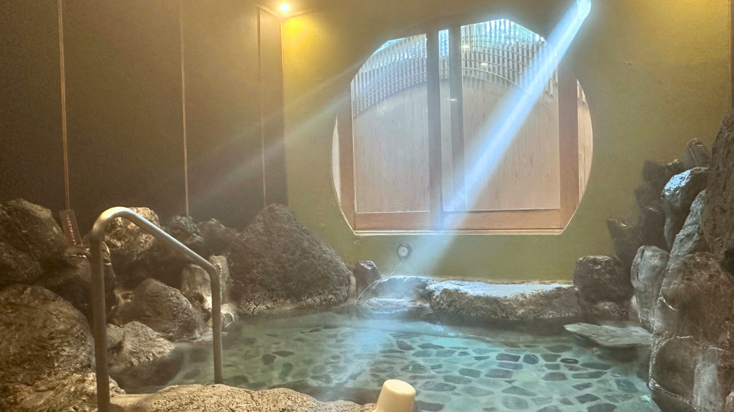 【貸切内湯：月の湯】いつまでもずっと入っていたくなる心地の良い「月」をイメージした空間。