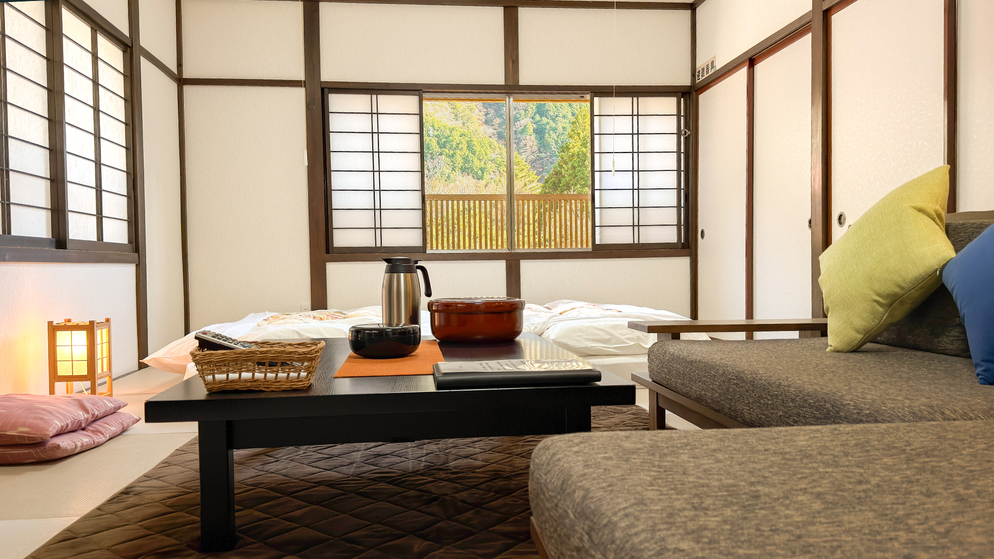 【2F東峰の間・18畳】琉球畳が特徴的な山側のお部屋。お部屋はロールカーテンで仕切る事ができます。