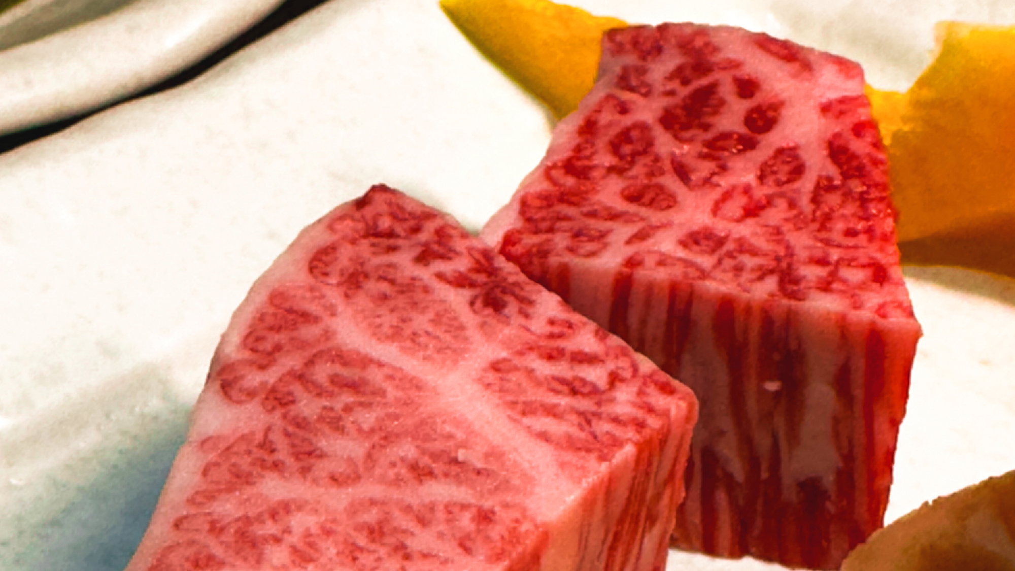 【静岡産黒毛和牛ステーキ】静岡の豊かな大地で育った地産の牛を鉄板焼きにてお夕食でご提供しております。