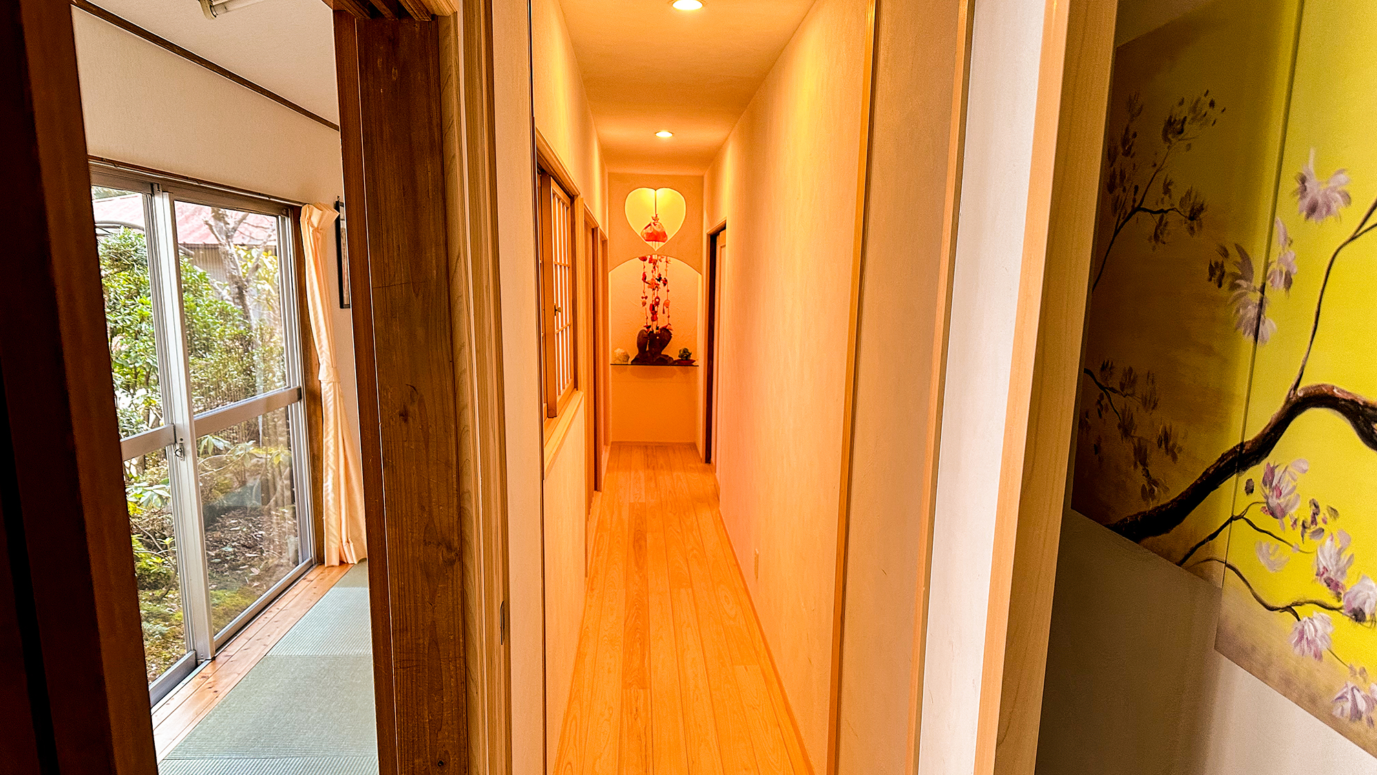 【1F離れ:岩しゃじんの間・55平米】専用の廊下からお部屋に入る特別感を楽しめます。