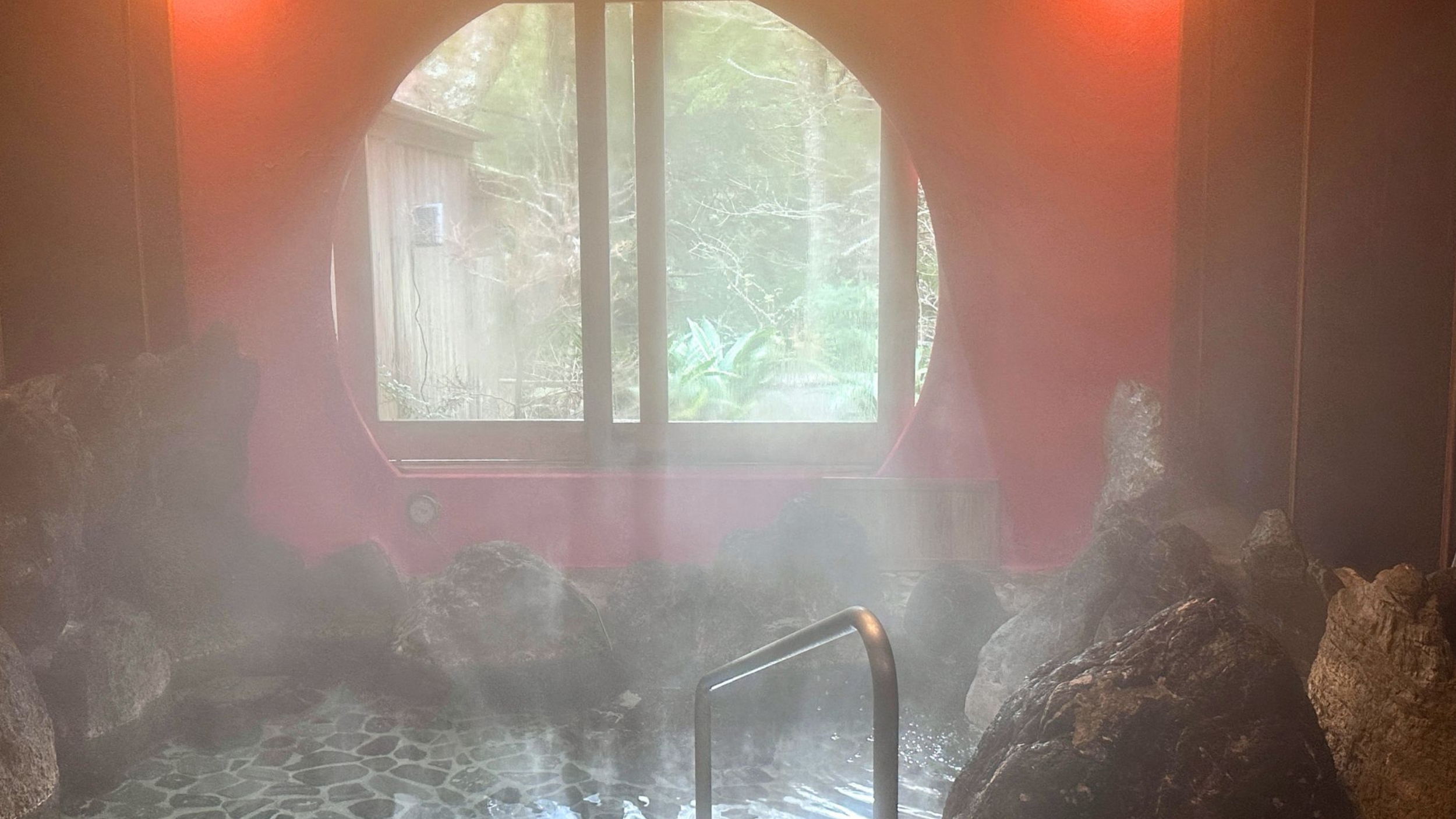 【貸切内湯：鳥の湯】自然の景色を切り取った丸い窓。四季によってその表情をガラリとかえます。