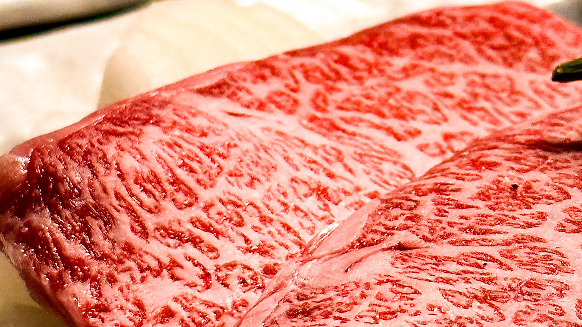 【静岡産黒毛和牛ステーキ】静岡の豊かな大地で育った地産の牛を鉄板焼きにてお夕食でご提供しております。