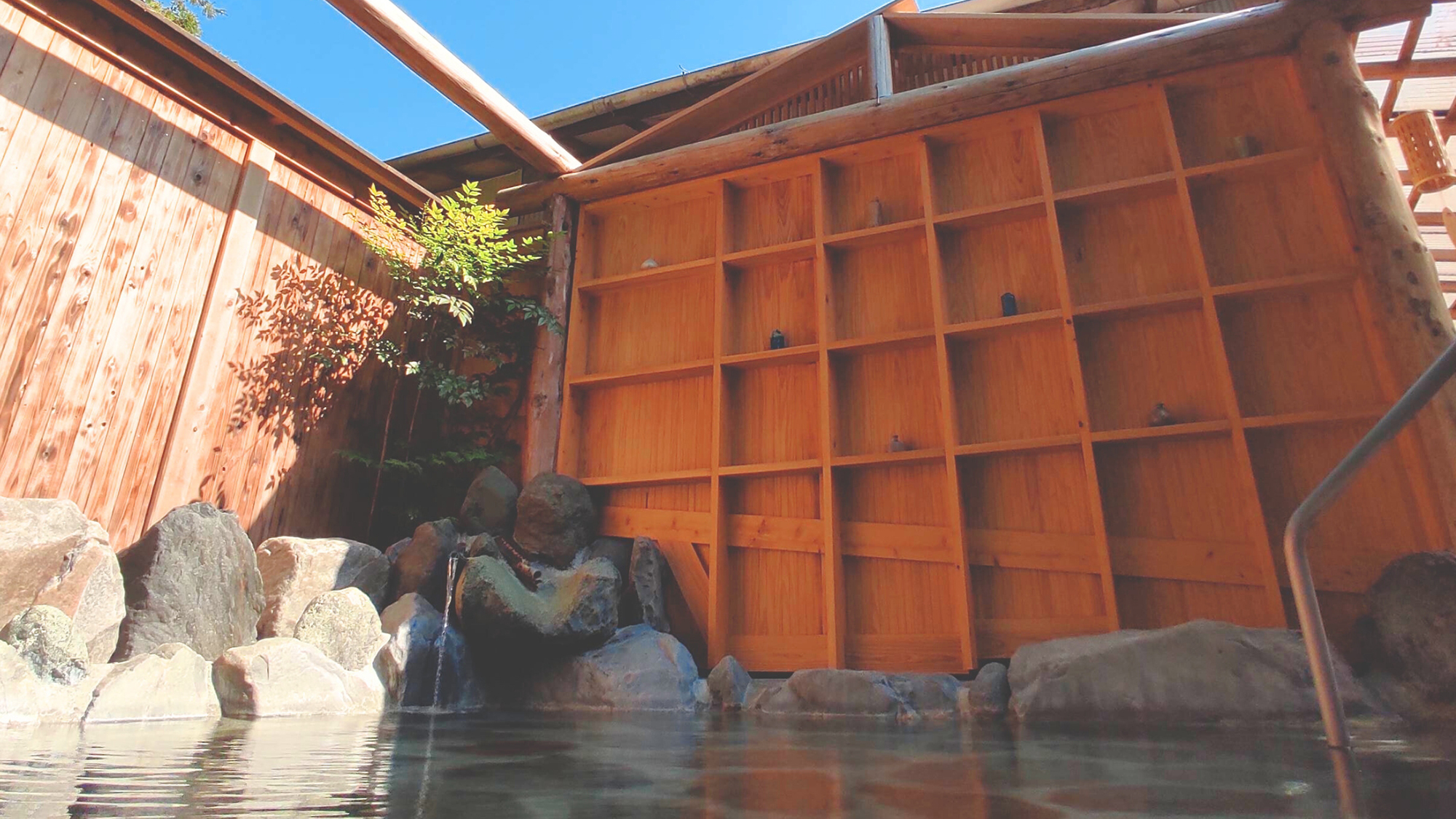 【貸切露天風呂：風の湯】木々に囲まれた風を感じる解放感溢れる露天風呂。