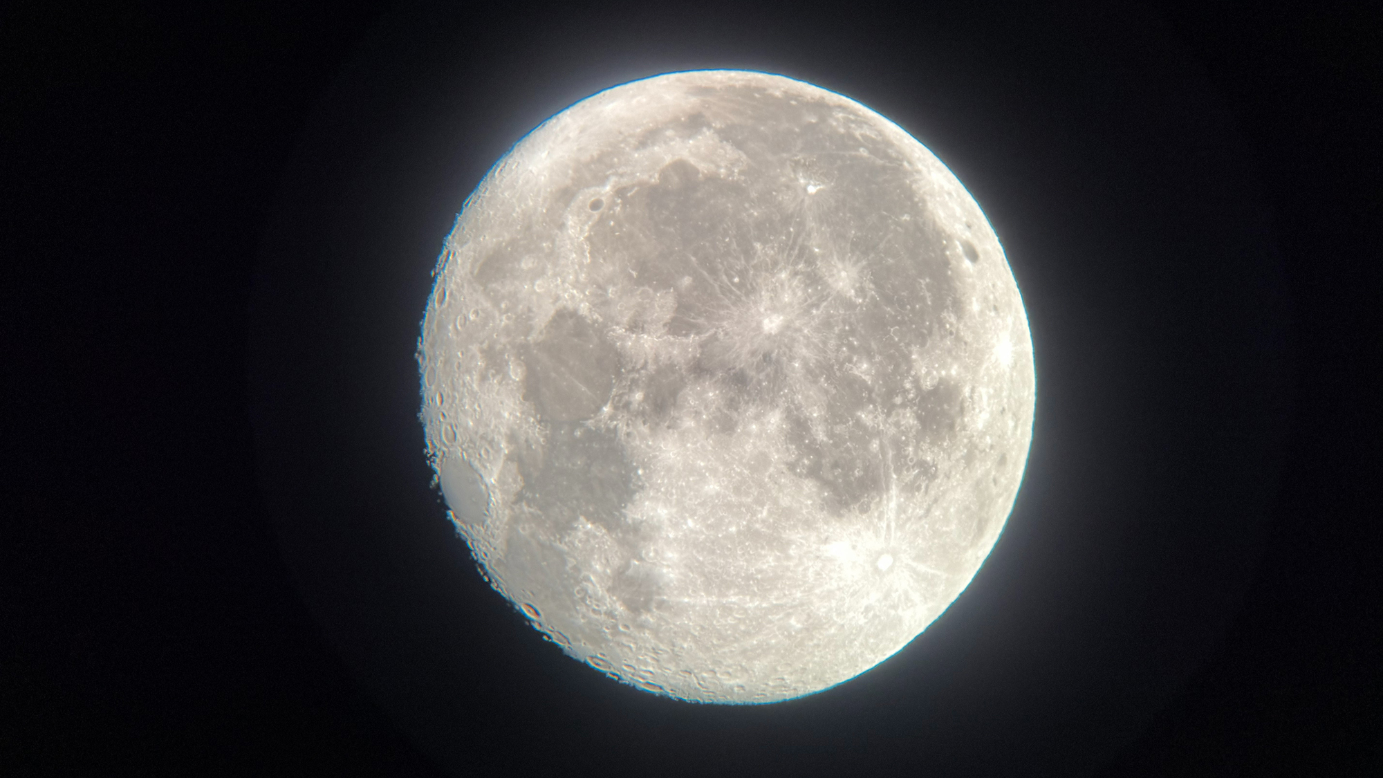 【天体観測・月】当館には天体望遠鏡があるので月のクレーターまで鮮明に見ることができます。