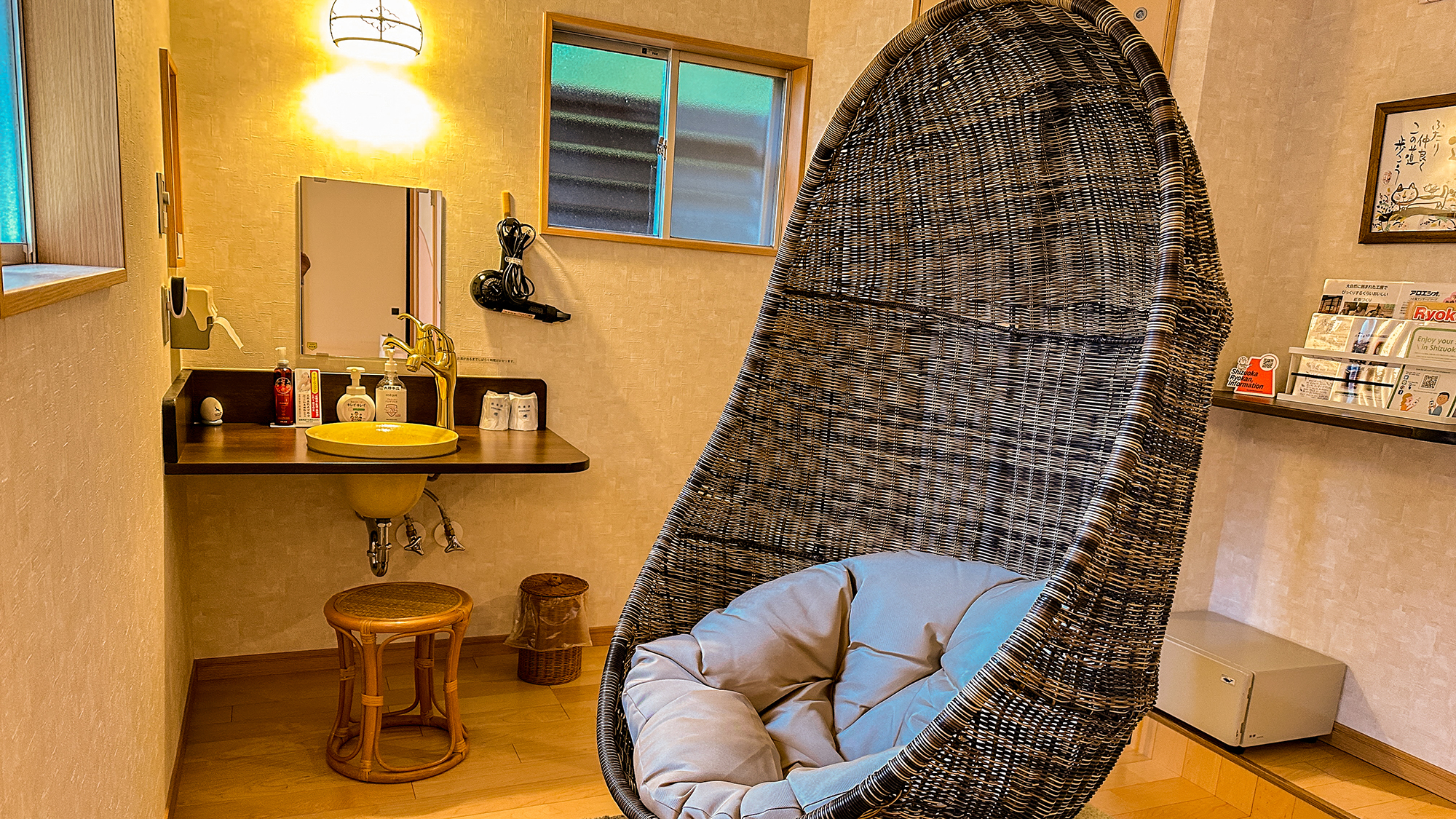 【2F櫻の間・10畳＋洋間3畳】洋間にハンギングチェアを設置。お部屋での癒し時間をより上質に♪