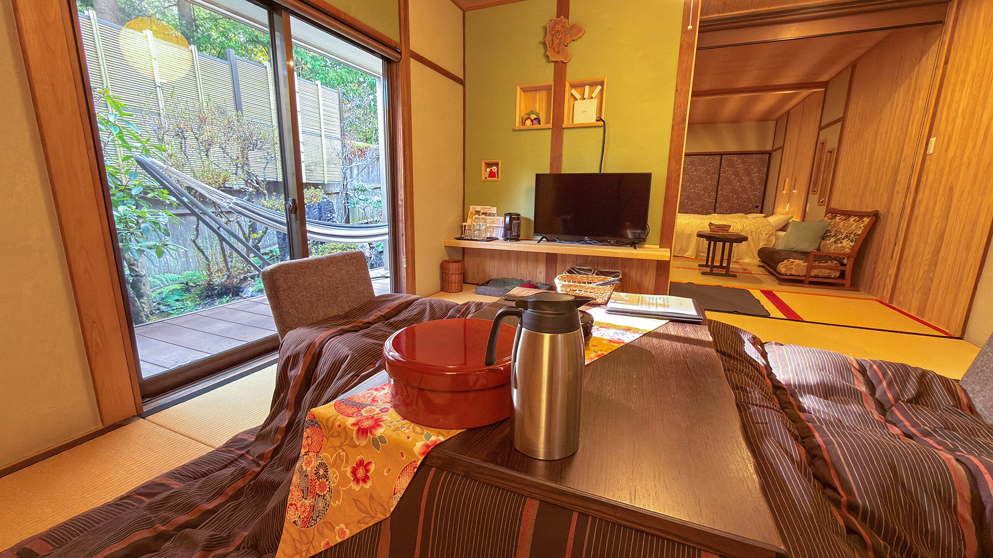 【1F離れ:岩しゃじんの間・55平米】最も広いお部屋です。テラスにはハンモックがあり山の景色を臨めま