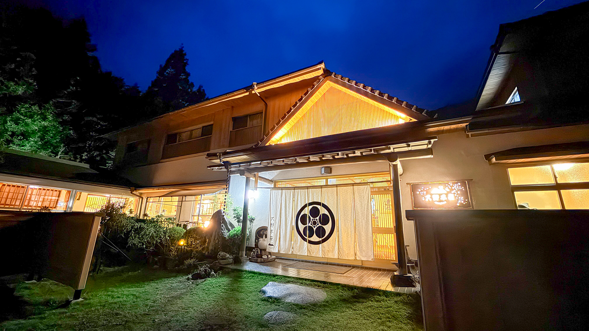 【外観】夜は星空が綺麗な梅ヶ島・星空をお楽しみいただけるよう夜の明かりは控えめです。