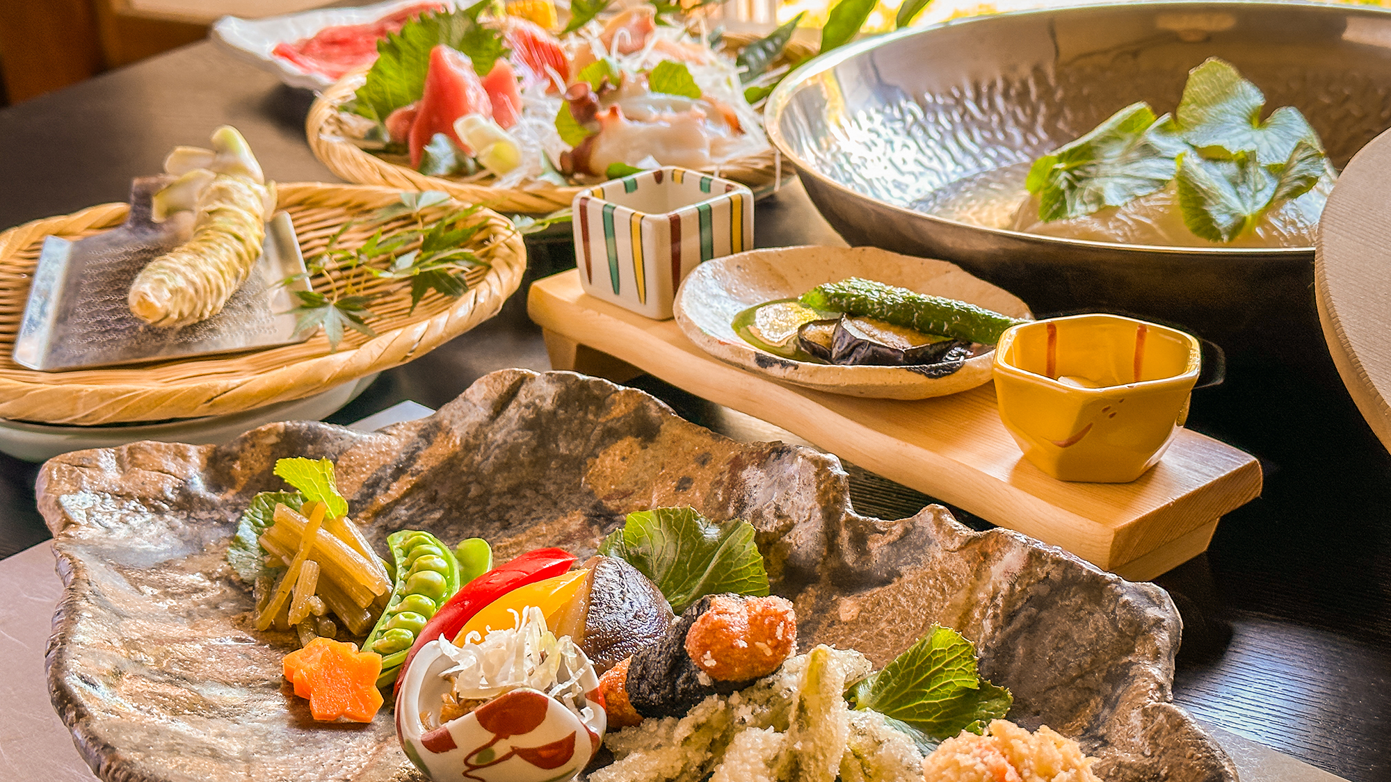 【夕食一例】全ての季節で訪れたくなる山海の恵みを用いた大野木荘オリジナルのお料理をご用意。