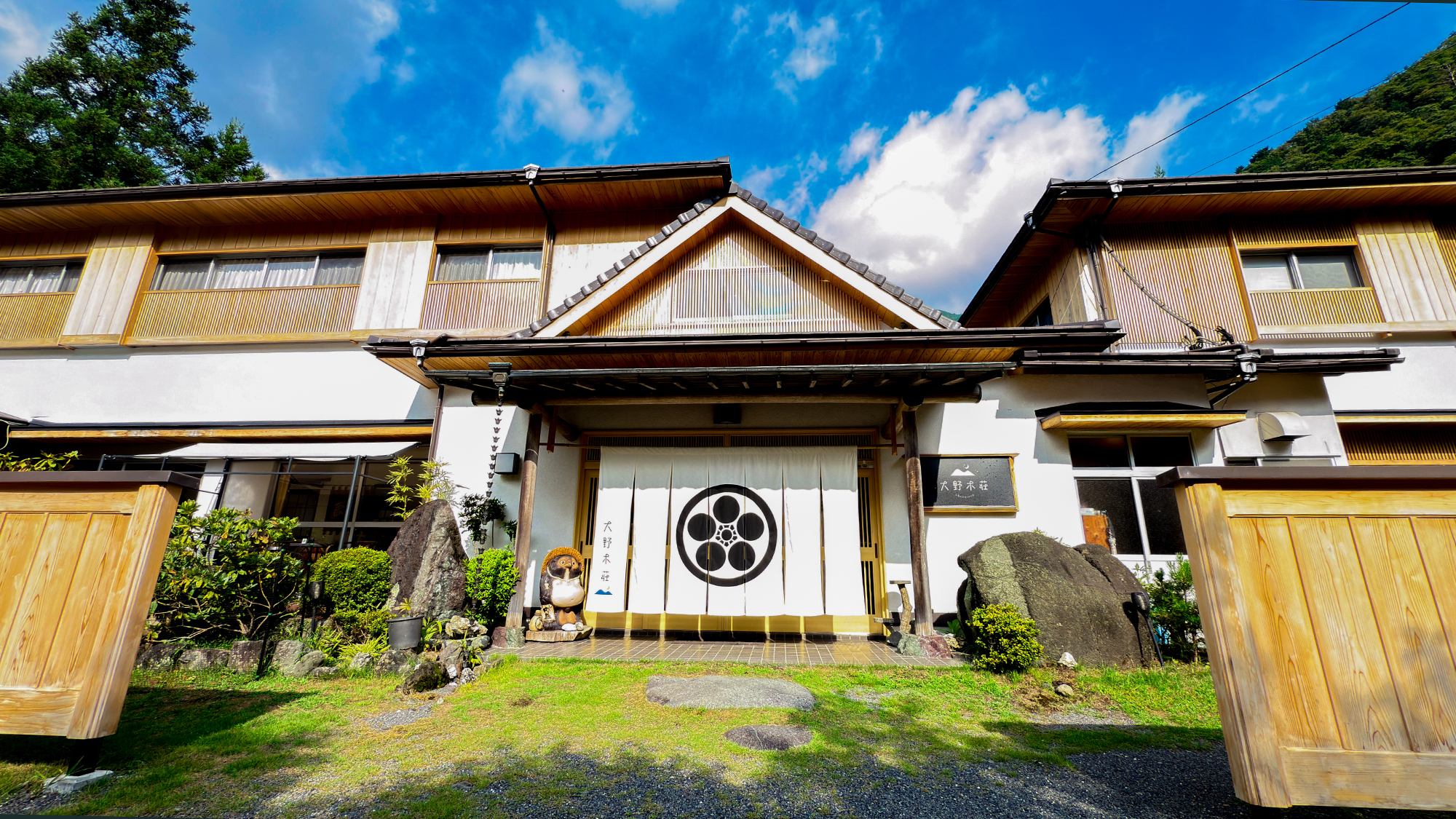 【外観】青空に映える木のぬくもり溢れる外観です。自然の景色との調和を大事しております。