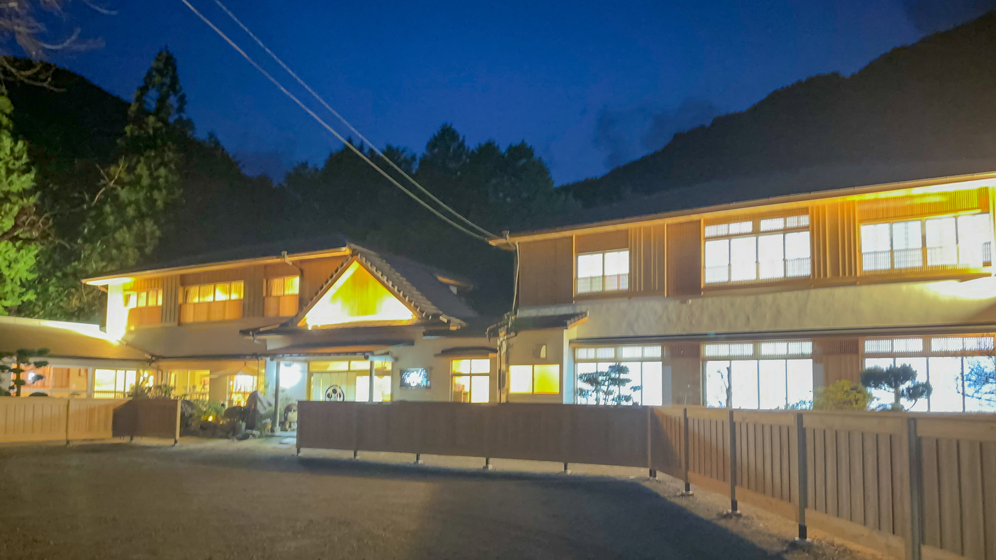 【外観】夜は星空が綺麗な梅ヶ島・星空をお楽しみいただけるよう夜の明かりは控えめです。