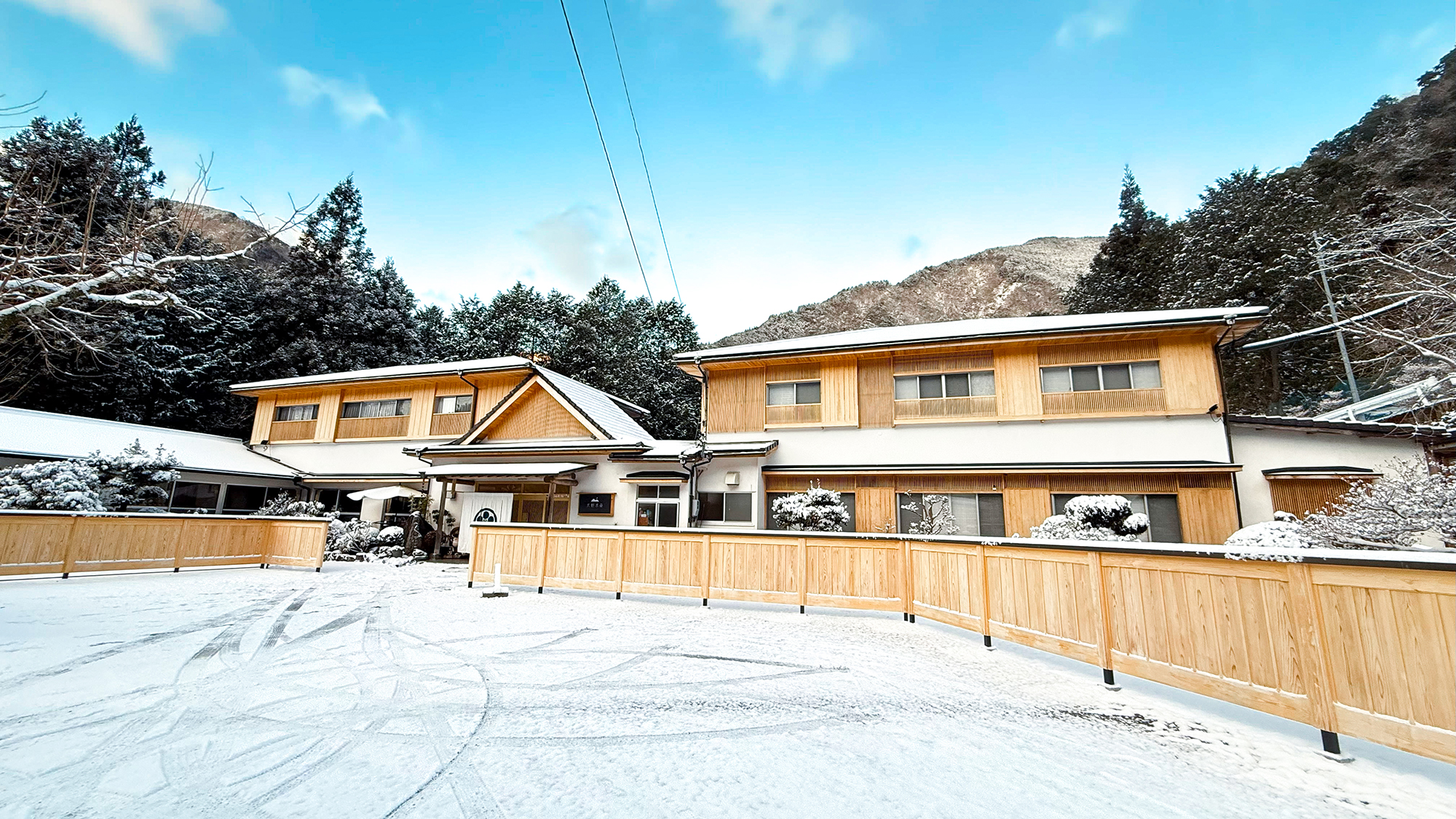 【外観】四季の景色が美しい梅ヶ島、まれに雪化粧に彩られることもございます。