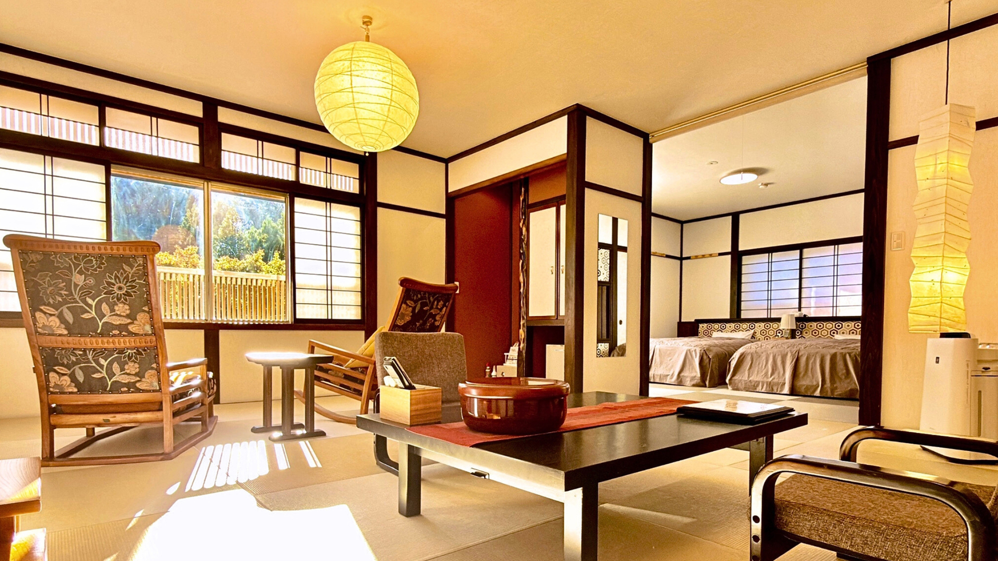 【2階十枚山の間・25畳】お部屋全景・特注椅子のある景色を楽しむお部屋と、ベッドの寝室の二間続きの和