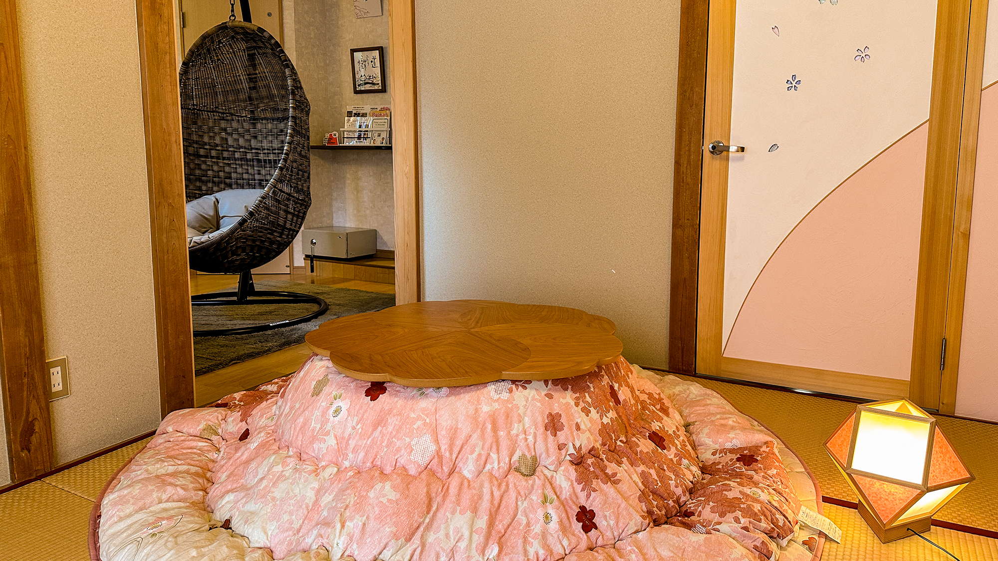 【2F櫻の間・10畳＋洋間3畳】冬季はこたつを設置。こたつの布団には鮮やかな桜模様が目を楽しませます