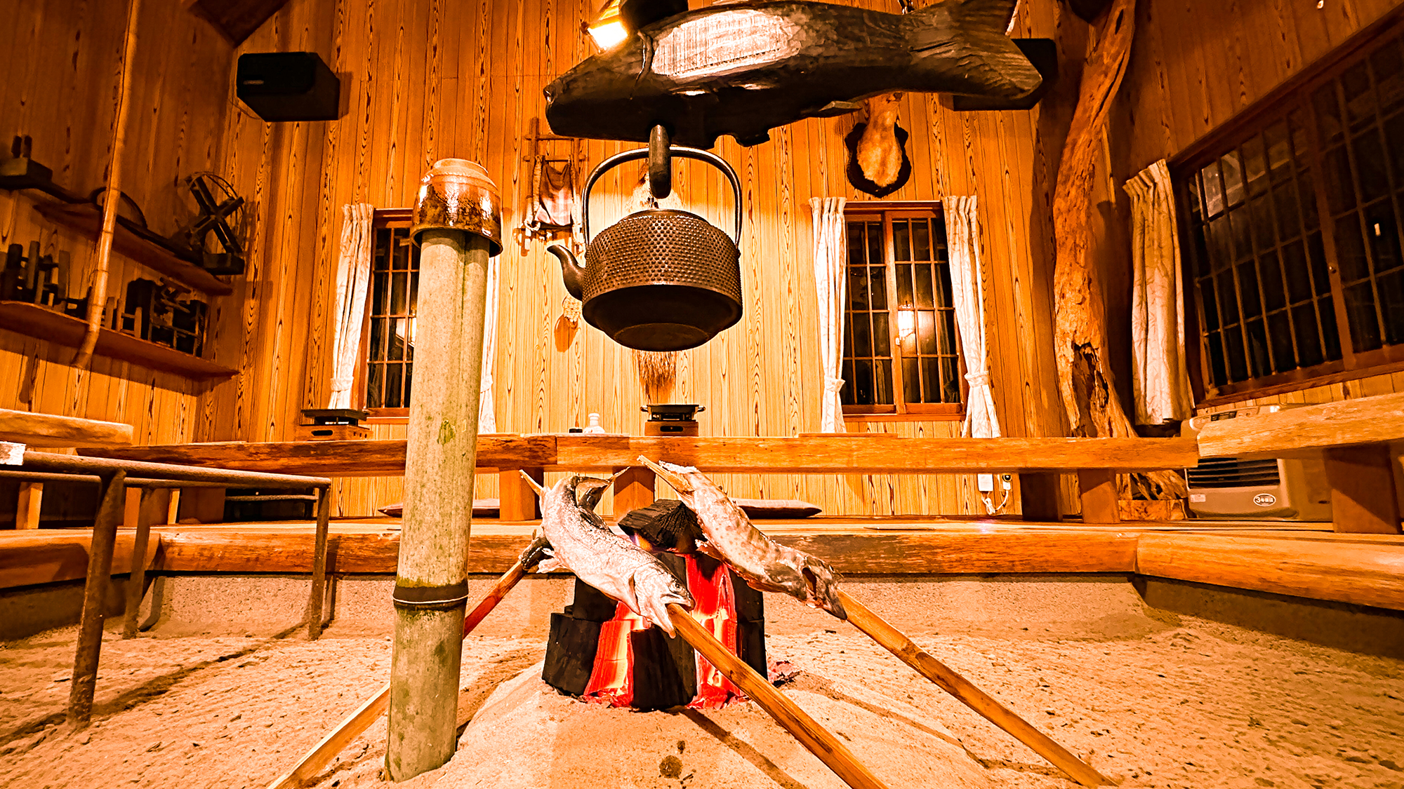 【囲炉裏】※要問合せ・炭でゆっくりと炙られる食材を視覚で香りで楽しみながら飲む1杯は格別です