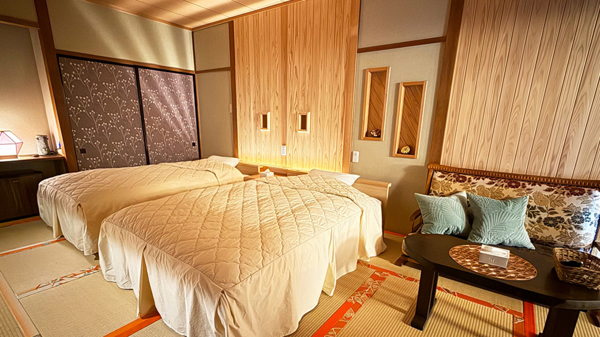 【1F離れ:岩しゃじんの間・55平米・ベッドルーム】畳の縁には着物の帯を誂えた特別室になります。テラ