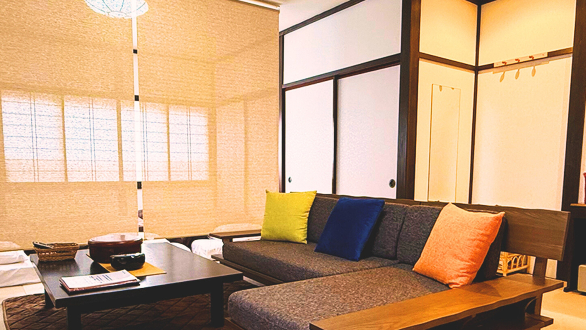 【2F東峰の間・18畳】琉球畳が特徴的な山側のお部屋。お部屋はロールカーテンで仕切る事ができます。