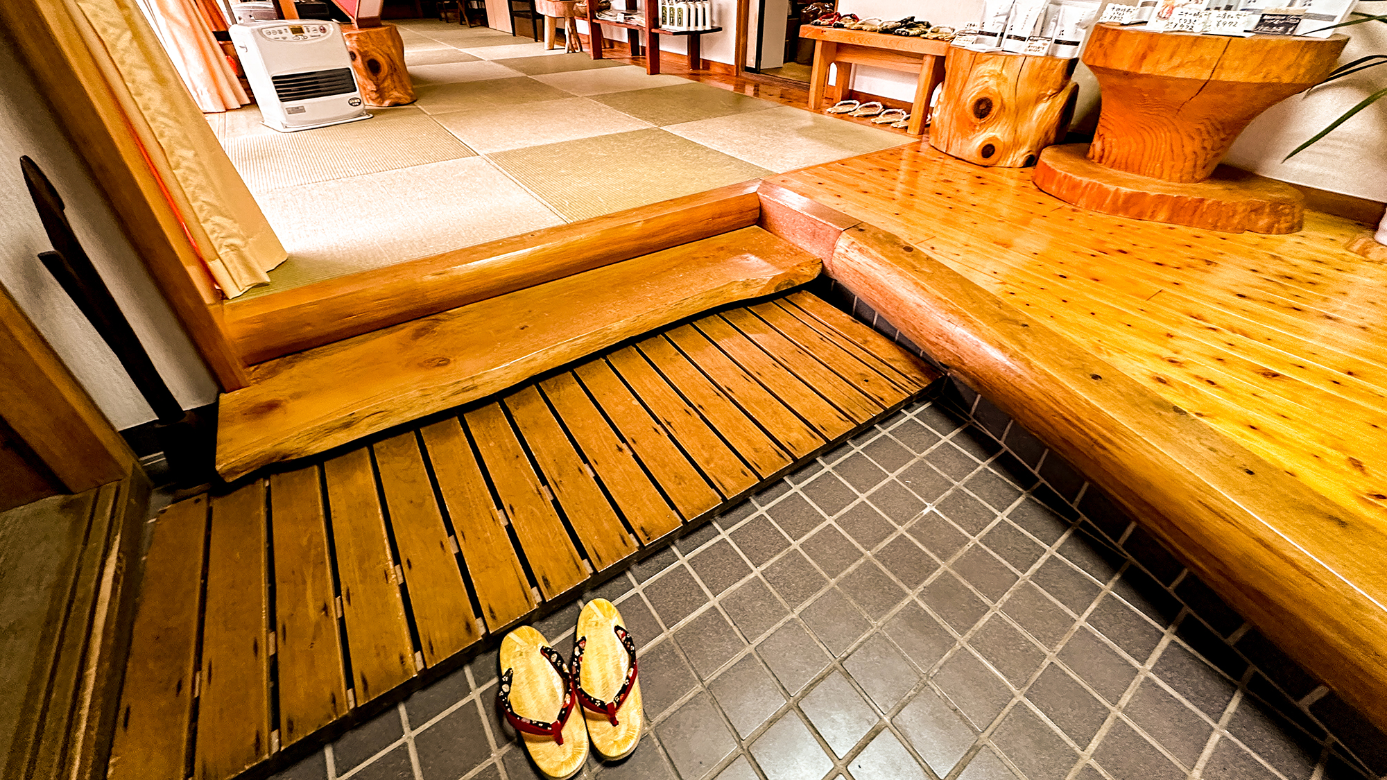 【ロビー】珍しいお茶のお香の香ばしい香りが、皆様の五感を刺激します。