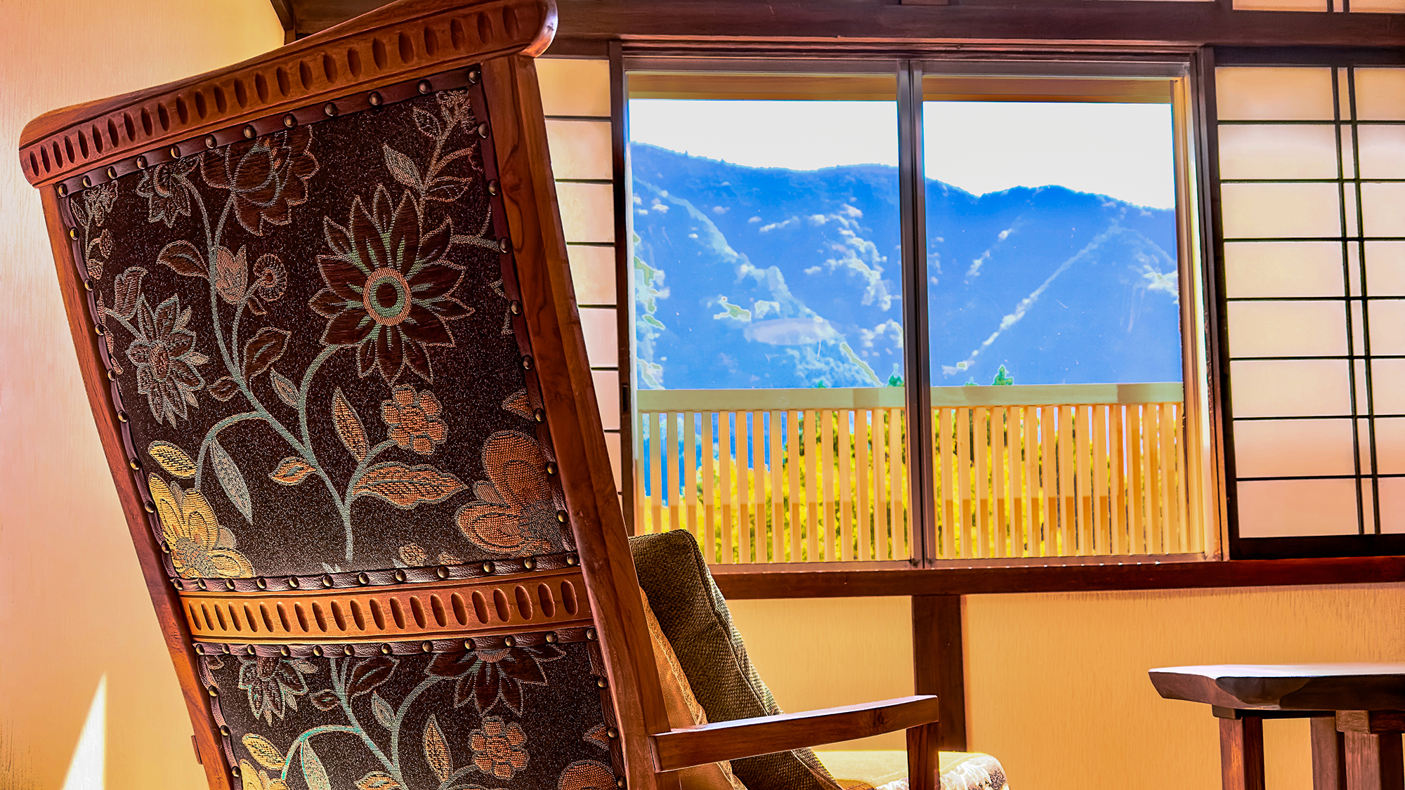 【2階十枚山の間・25畳】窓辺の特等席（特注チェア）から眺める景色は、時の流れを忘れてしまう心地よさ