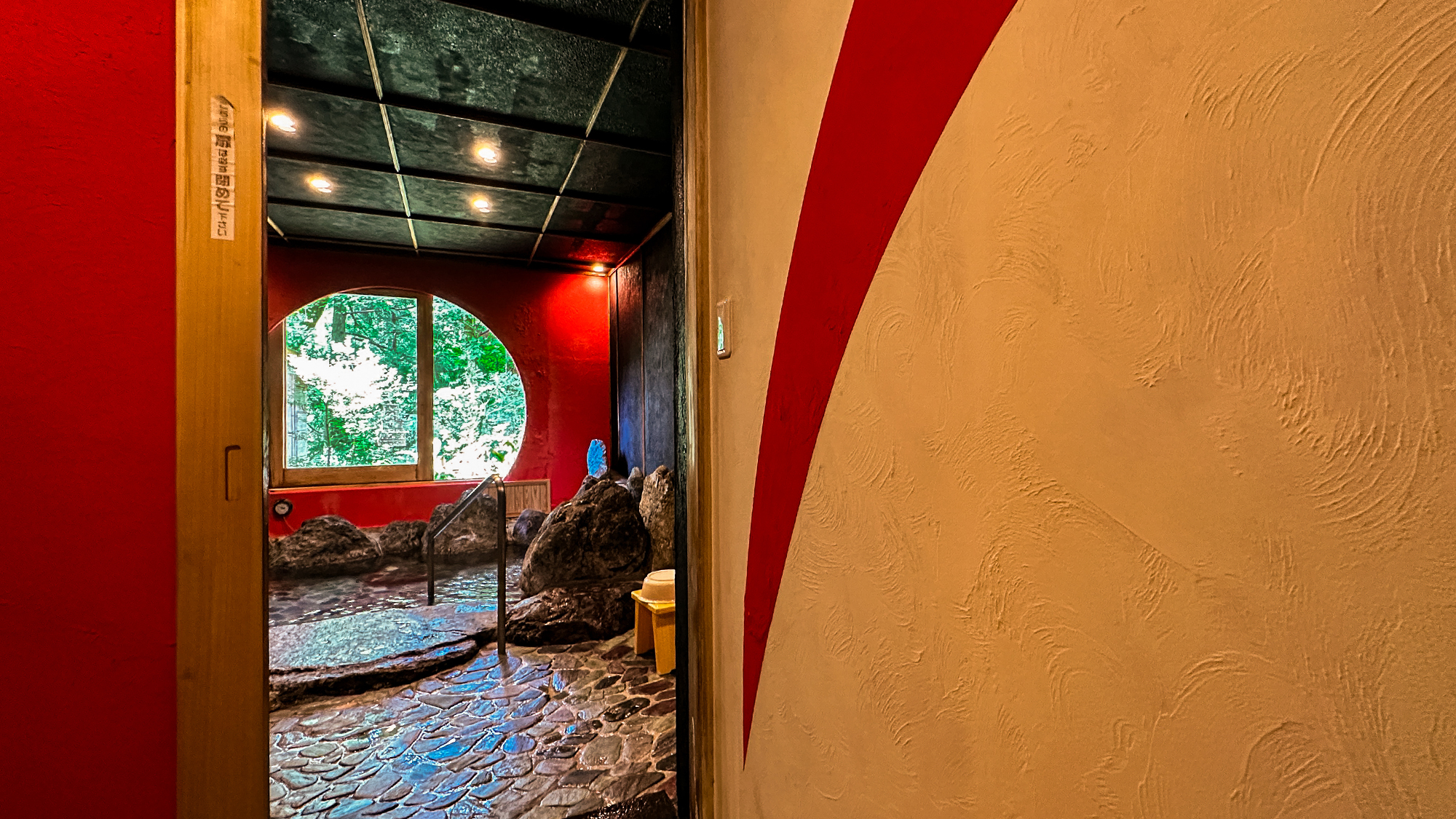 【貸切内湯：鳥の湯】光の差し込みで湯気がいっそう色濃く感じるお風呂です