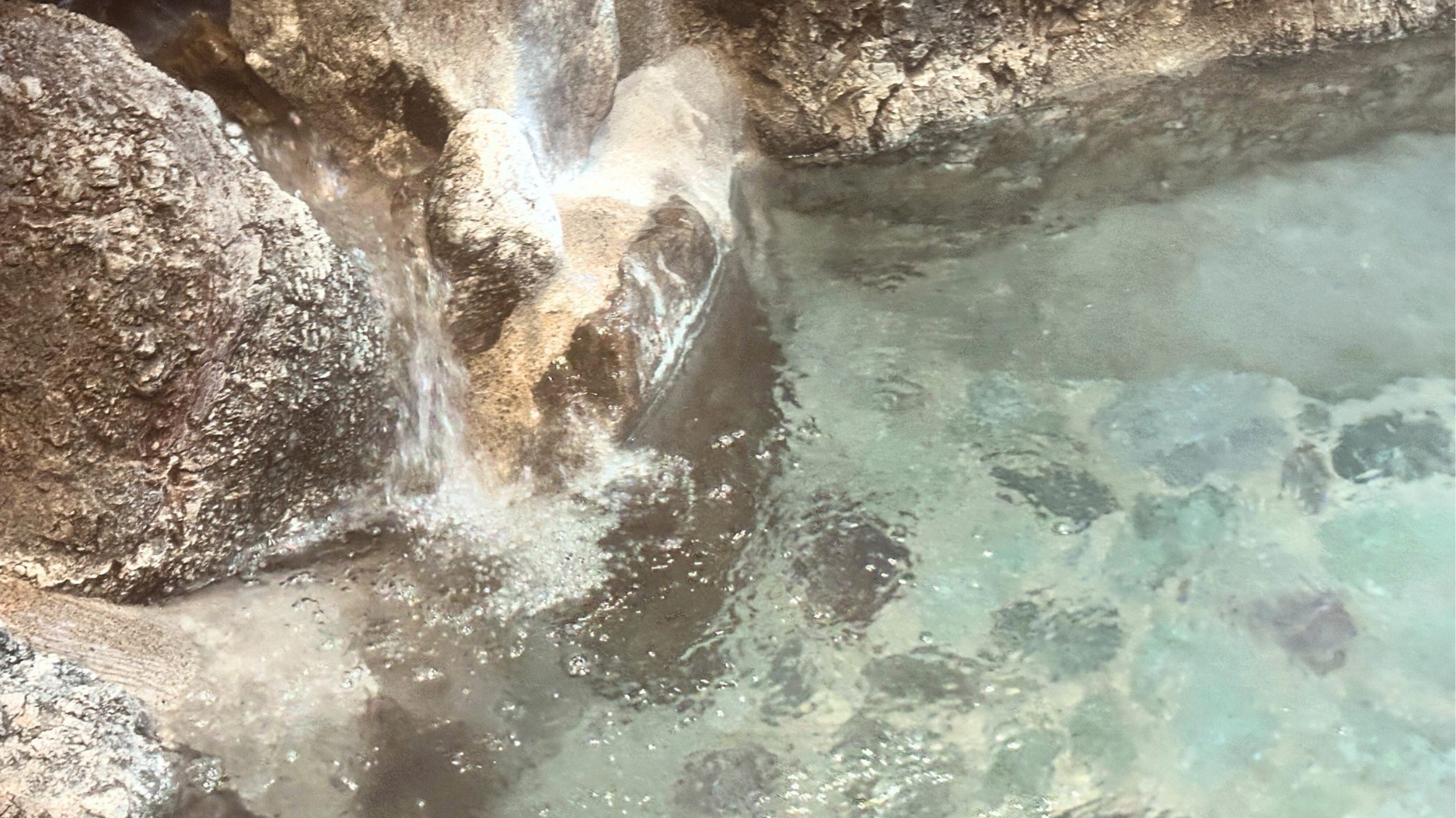 【貸切内湯：月の湯】岩からはこんこんと"PH10.3のトロリとした潤いの温泉"が流れ出ております。