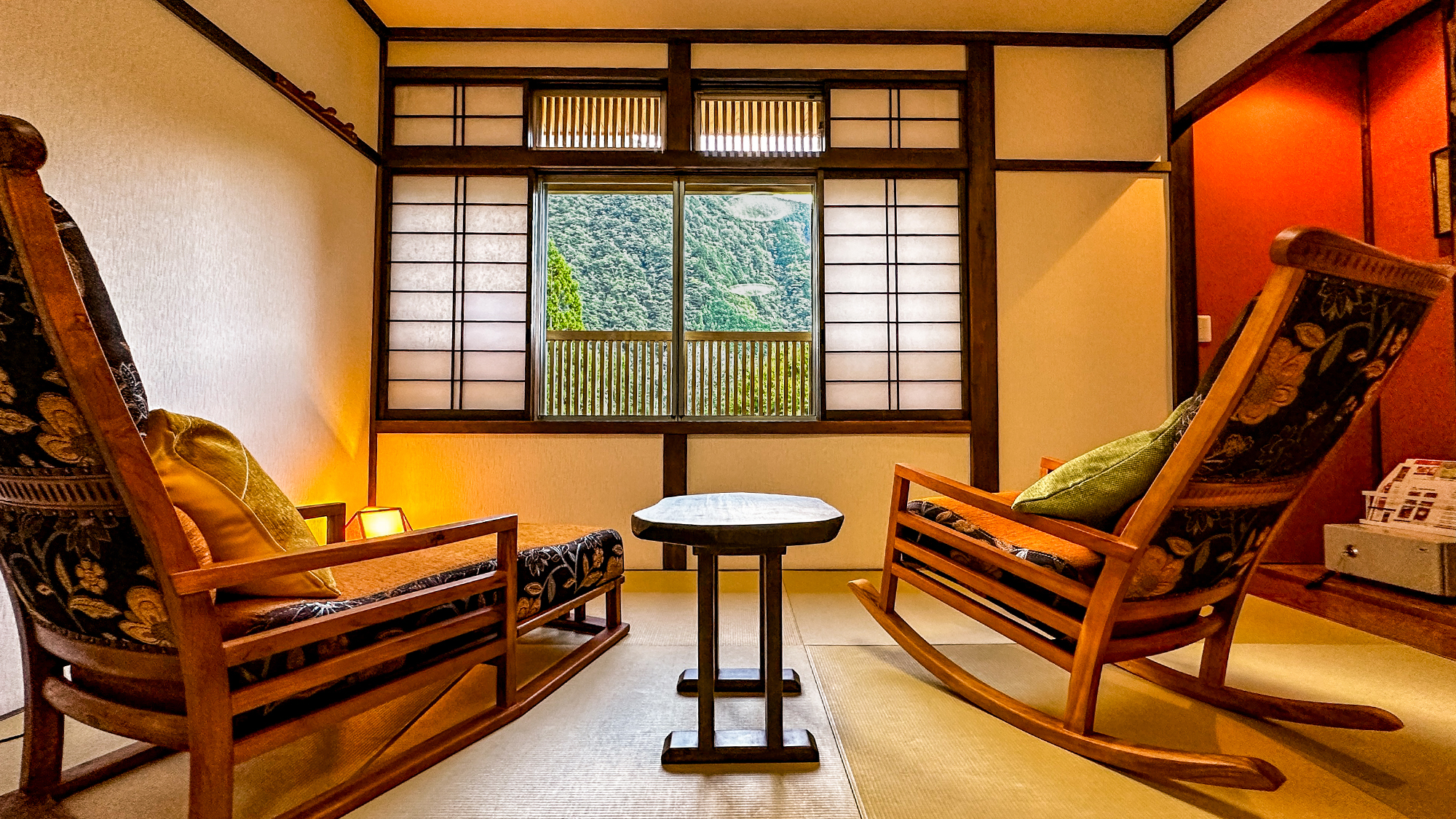 【2階十枚山の間・25畳】窓辺の特等席（特注チェア）から眺める景色は、時の流れを忘れてしまう心地よさ