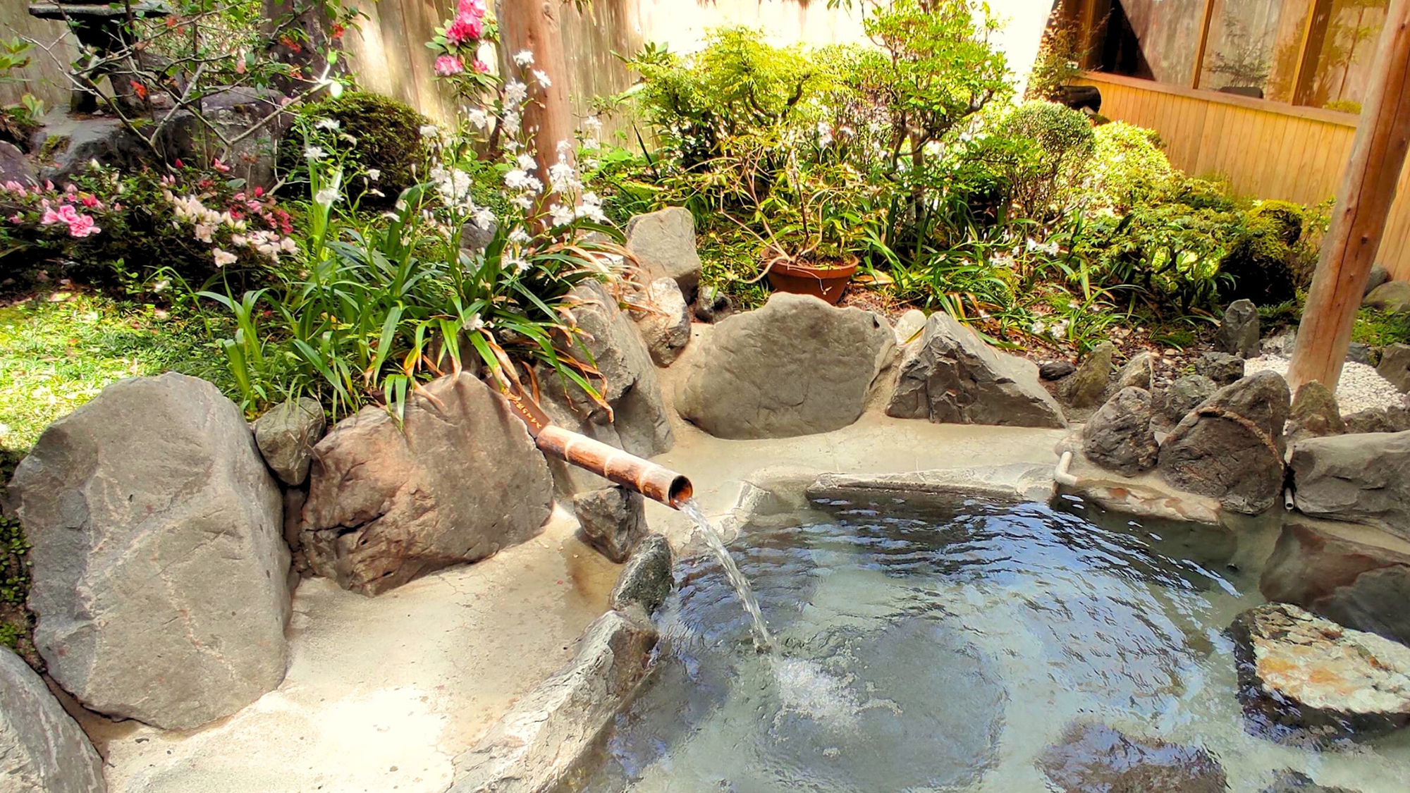 【貸切露天風呂：花の湯】季節の花を眺めながら、大自然に囲まれた非日常の入浴タイムをお楽しみください。