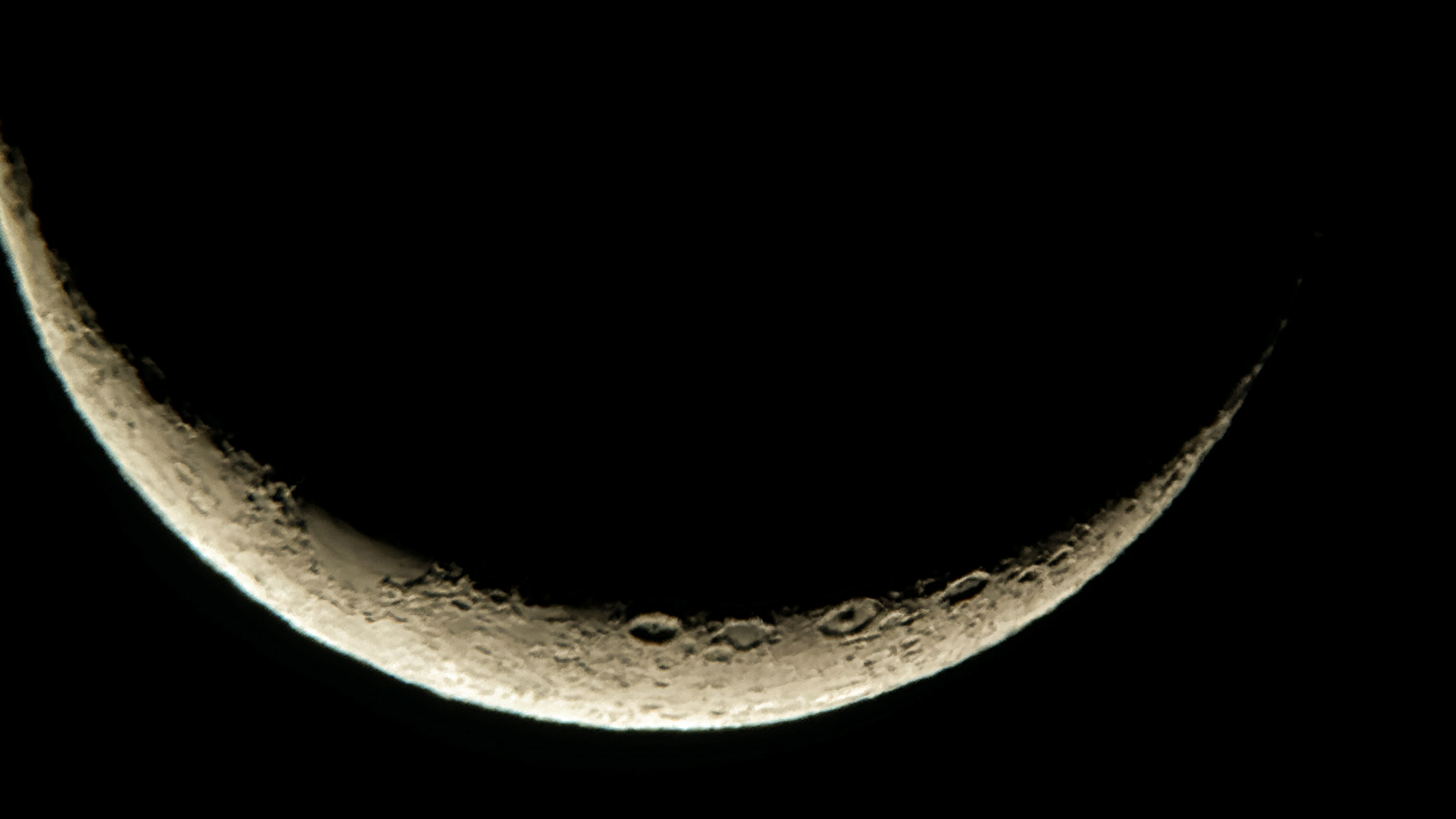 【天体観測・月】当館には天体望遠鏡があるので月のクレーターまで鮮明に見ることができます。