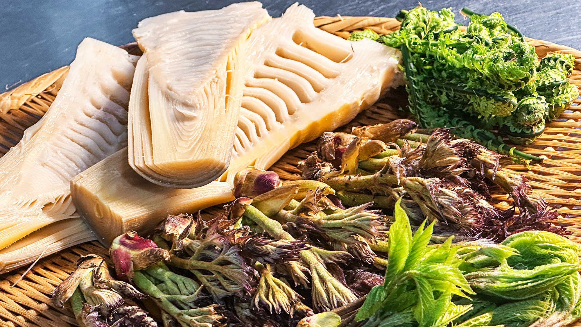 【食材・山菜】その日の山で獲れた山菜を天ぷらや煮物など様々な調理法でご提供します。