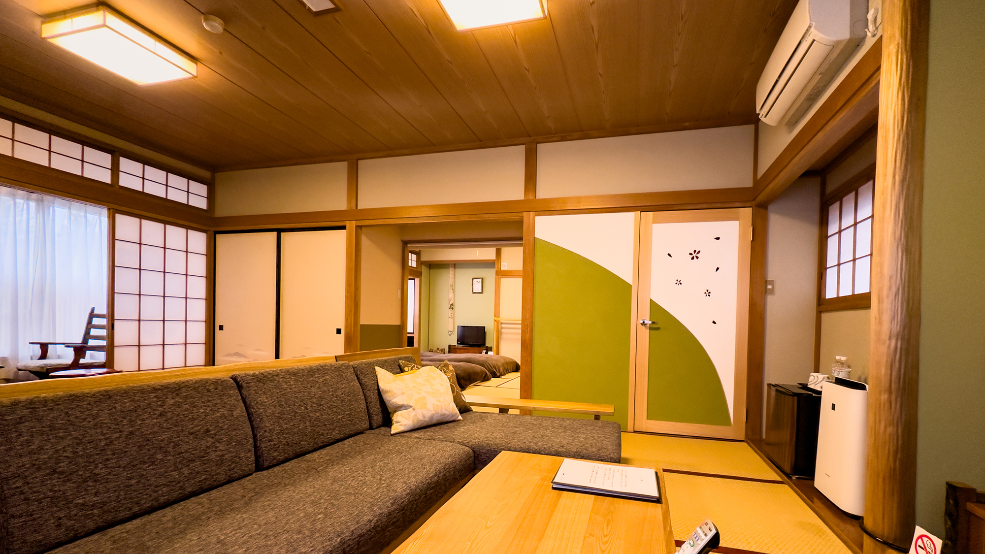 【2Fひのきの間・21畳＋広縁4畳】ソファーとお布団の広いお部屋です。窓辺にハンモックを設置。