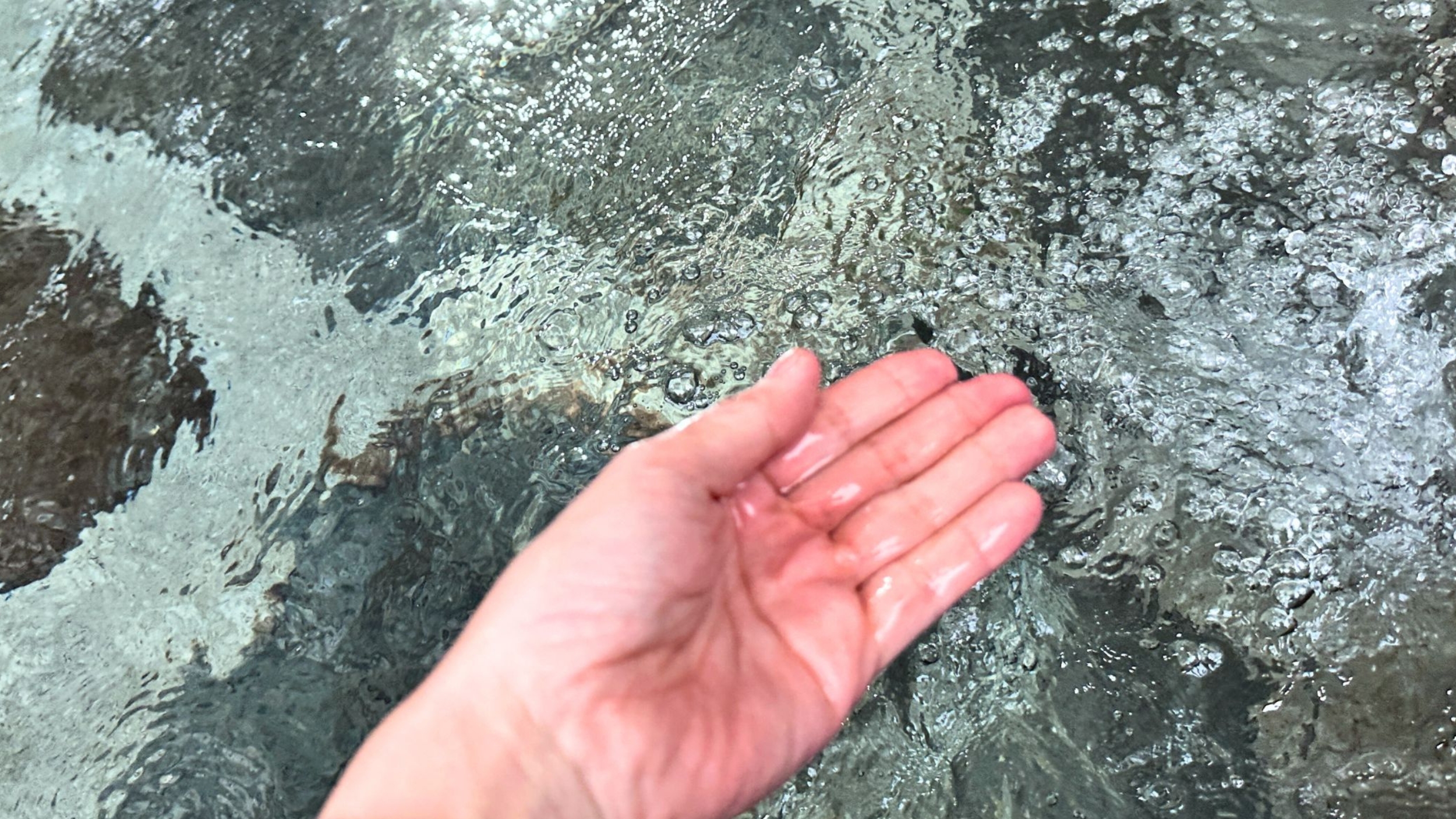 【コンヤ温泉】国内有数の強アルカリ性の温泉。トロットロの感触の源泉を100%かけ流しでお楽しみくださ