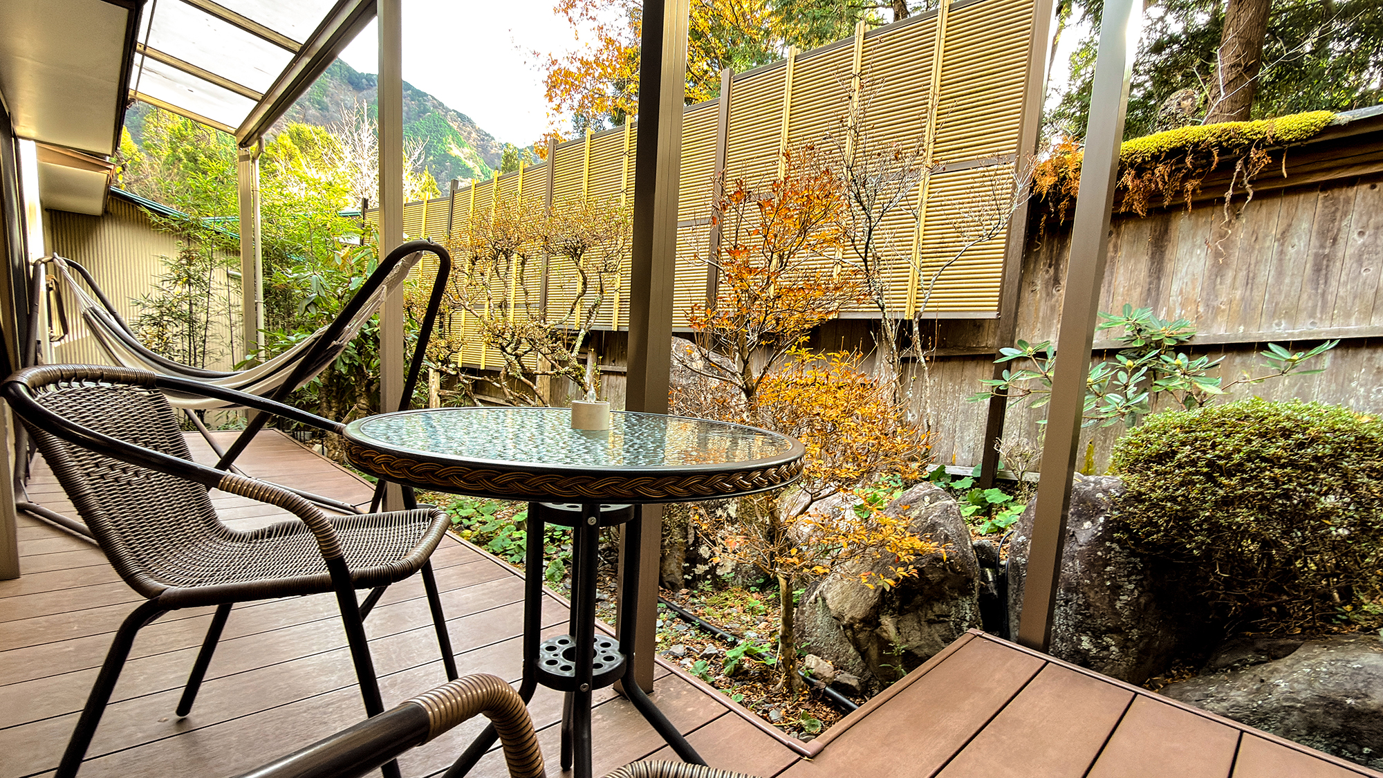 【1F離れ:岩しゃじんの間・55平米】最も広いお部屋です。テラスにはハンモックがあり山の景色を臨めま