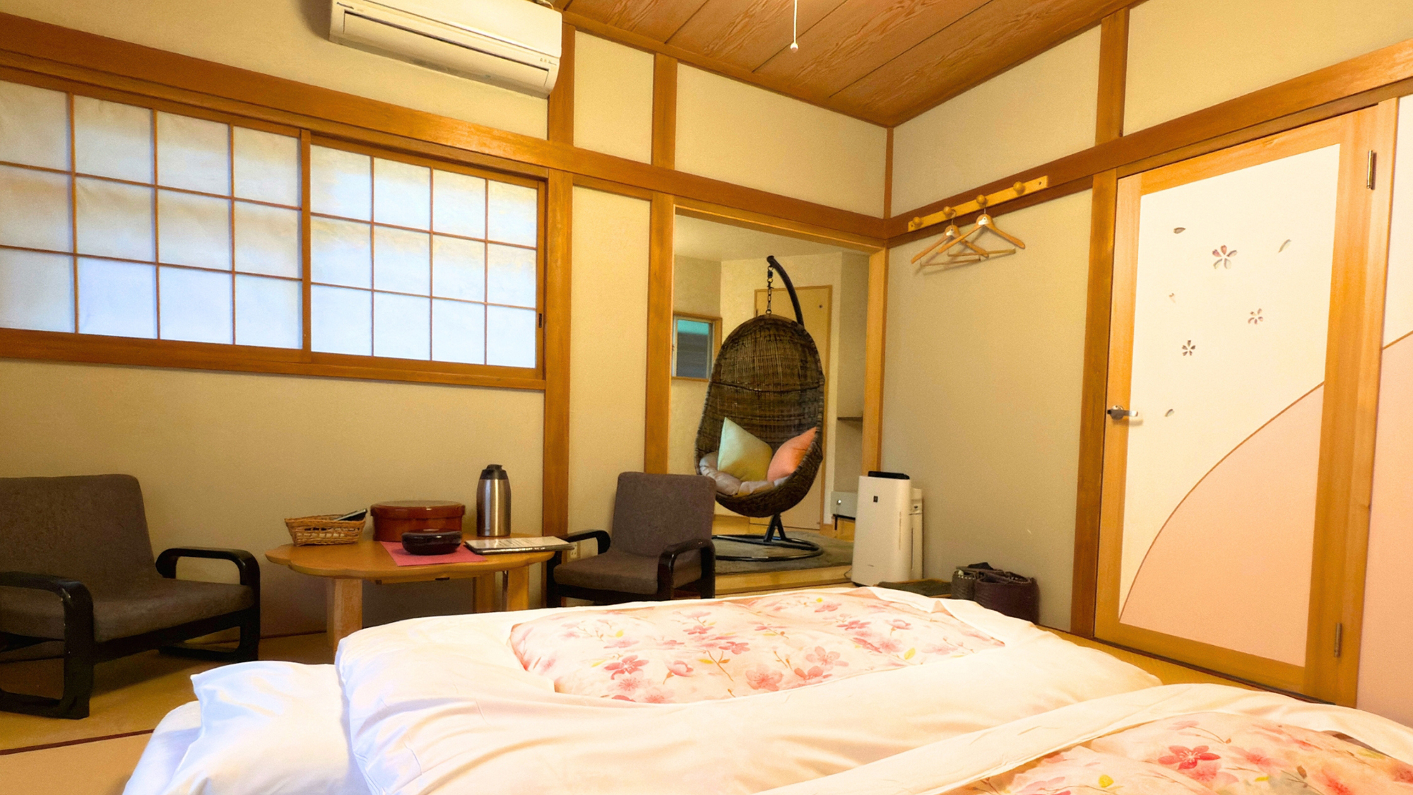 【2F櫻の間・10畳＋洋間3畳】洋間にハンギングチェアを設置。お部屋での癒し時間をより上質に♪