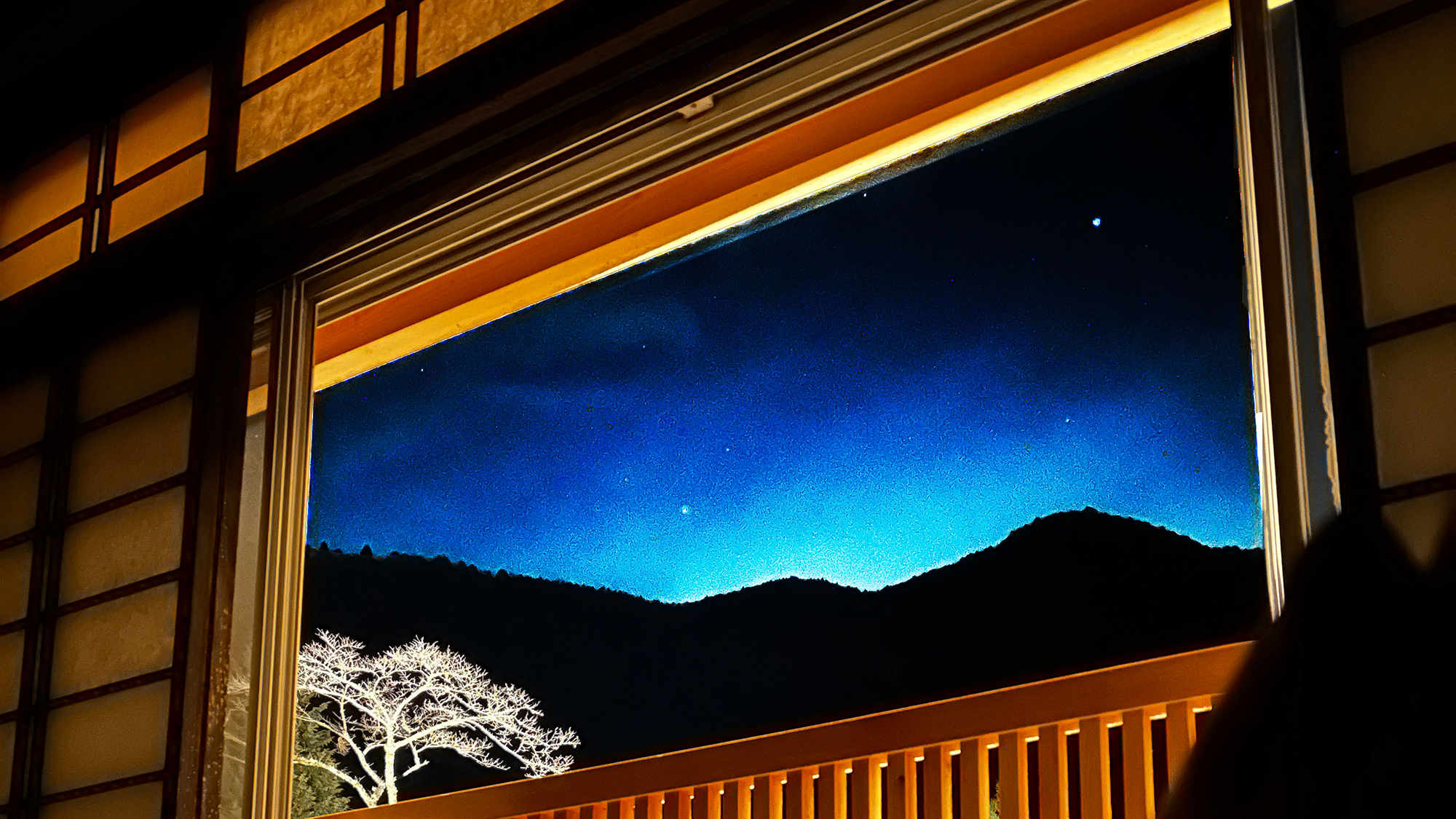 【2階十枚山の間・25畳】夜は拘りのチェアから星空を臨めます。明かりを消して満天の星空を★