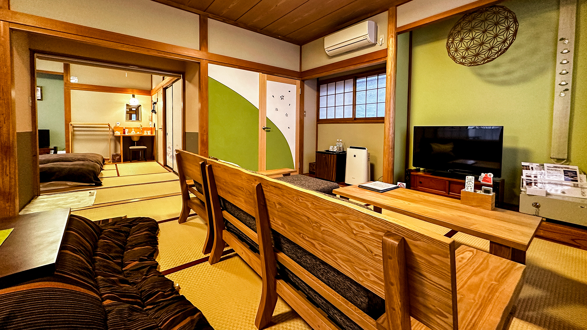 【2Fひのきの間・21畳＋広縁4畳】ソファーとお布団の広いお部屋です。窓辺にハンモックを設置。