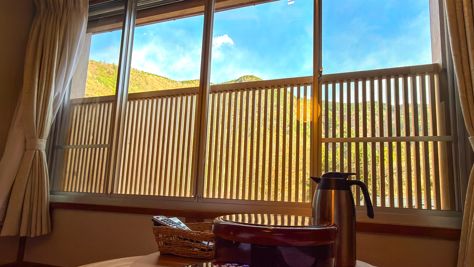 【2Fひのきの間・21畳＋広縁4畳】お部屋の窓からは山の四季＆星空をお楽しみいただけます。