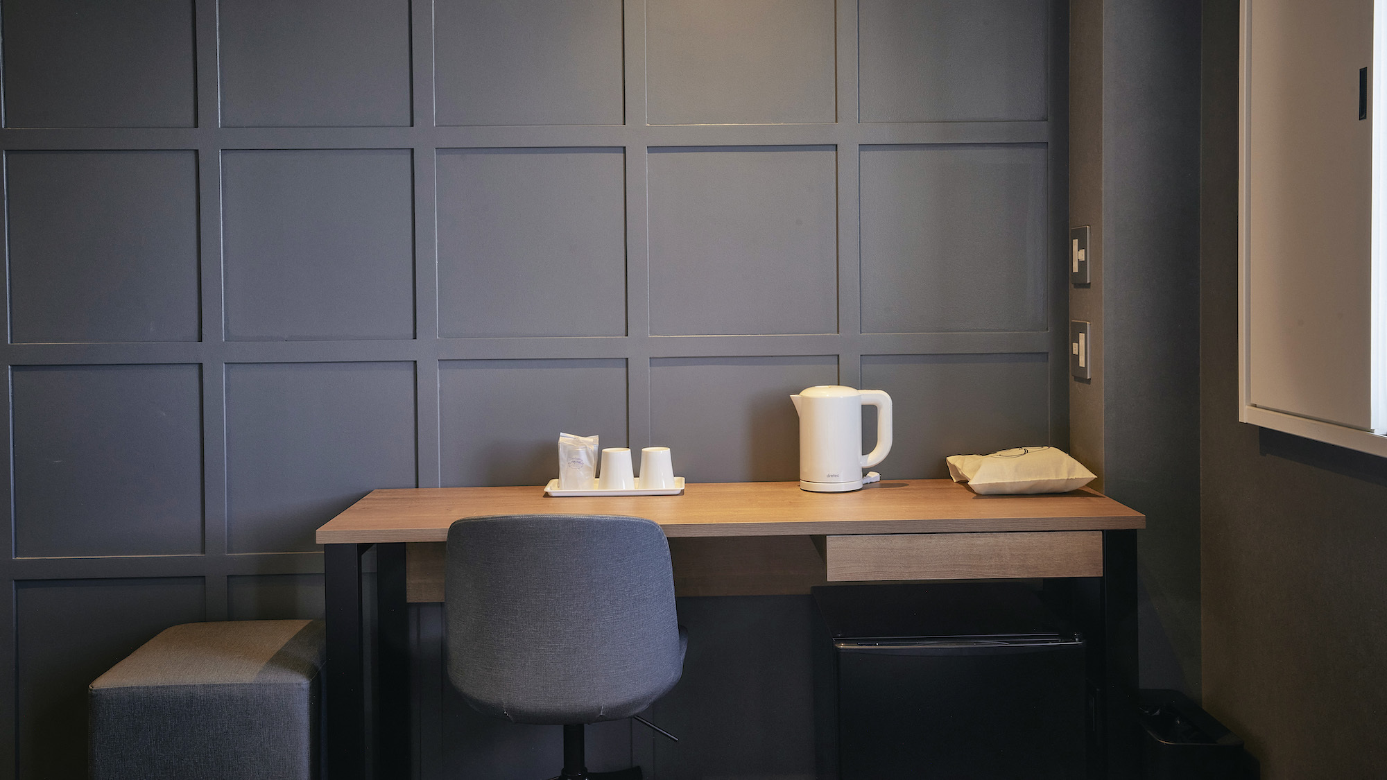 【禁煙】本館ツインルーム　デスク周り