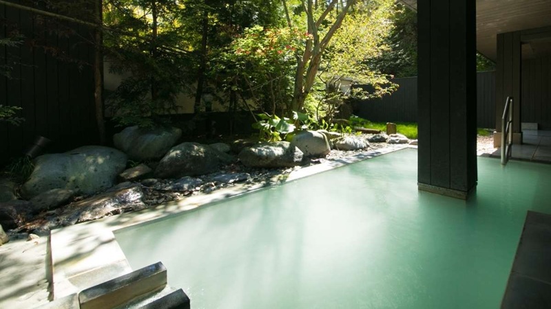 【露天風呂】朝日を浴びながら温泉に浸かる贅沢なひととき。朝風呂を愉しむのも旅の醍醐味。