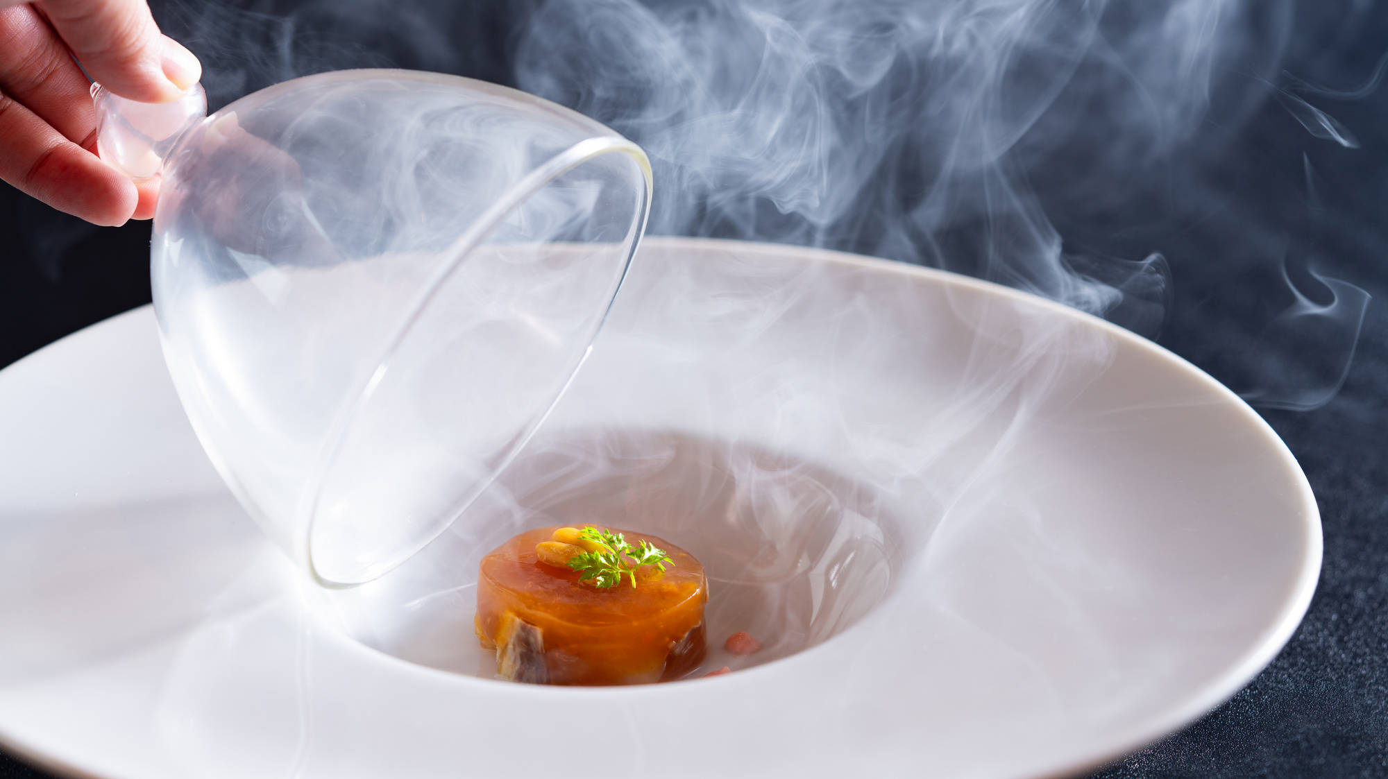 【2025秋のお献立】歓迎の一皿／ブリとホタテの燻製　ブイヤベースのゼリー寄せ※仕入れ状況により変更