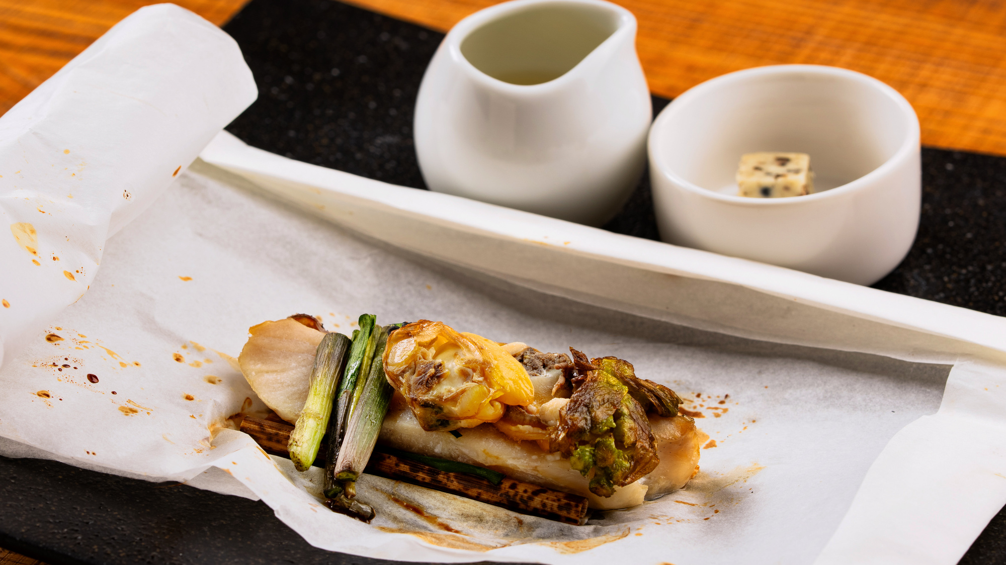 【2026春のお献立】中皿／アイナメ＆行者ニンニク・ふきのとうの包み蒸し※仕入れ状況により変更有