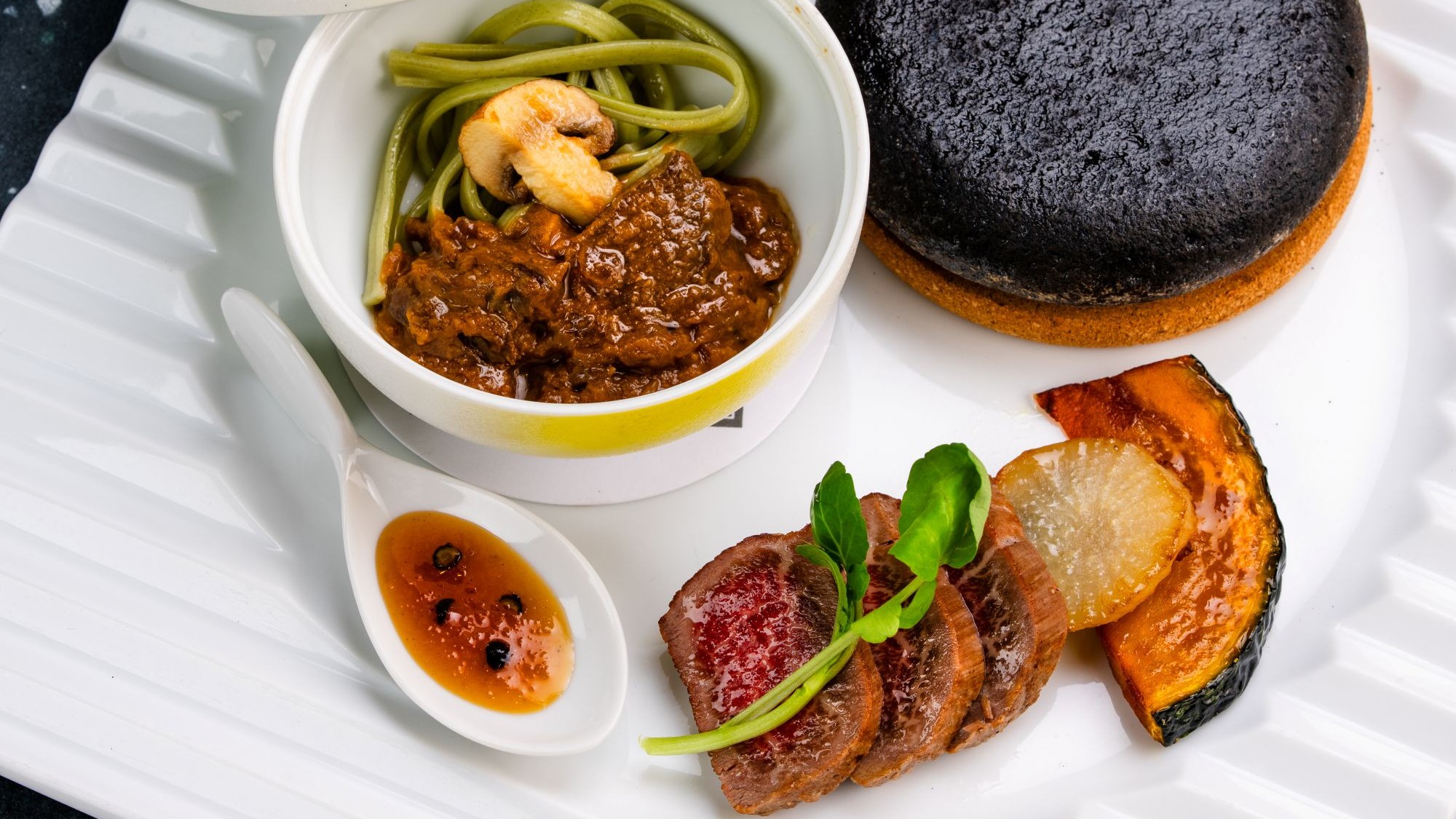 【2025冬のお献立】強肴／エゾシカ肉のカルボナード、「ふらの和牛」石焼きなど※仕入れ状況により変更