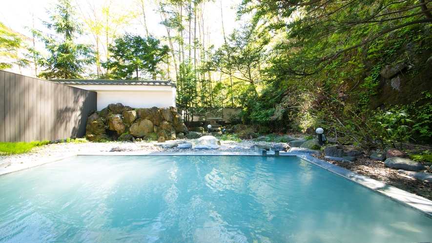 【露天風呂】日によって青白くも乳白色にも見える登別温泉の湯。目にも美しいその湯色に、心が癒されます。