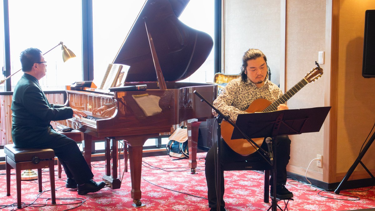 ギター、フルート、ウッドベースのミュージシャンとのセッションもあります。