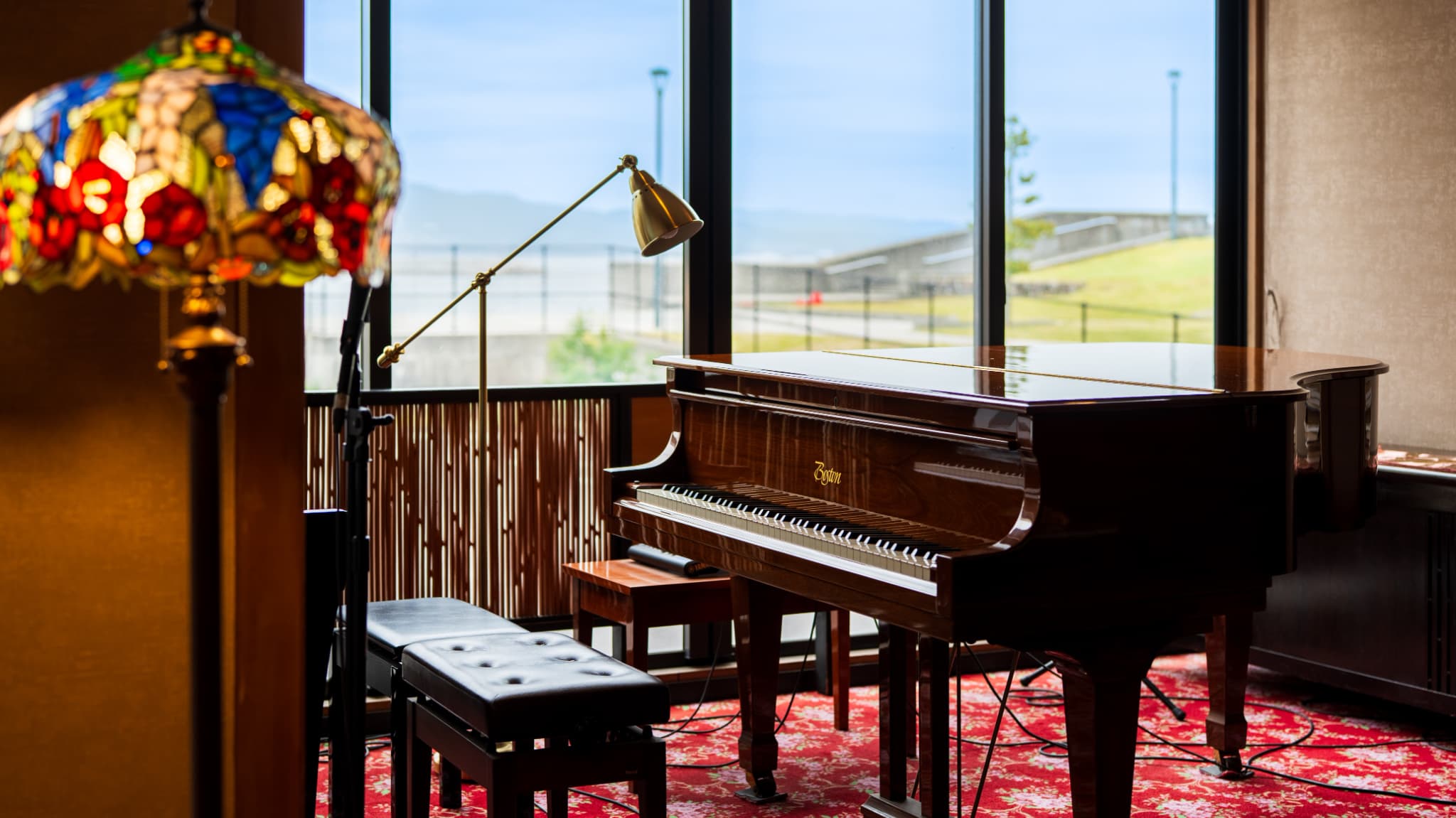 ラウンジではピアノの生演奏も／不定期