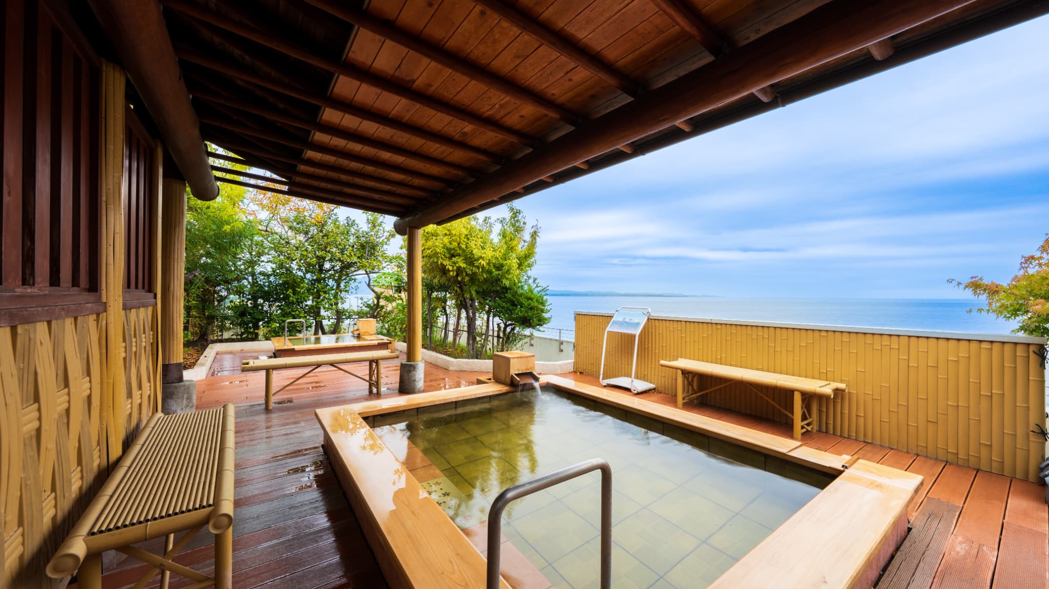 屋上露天風呂（女性）■煌めく海を一望できる