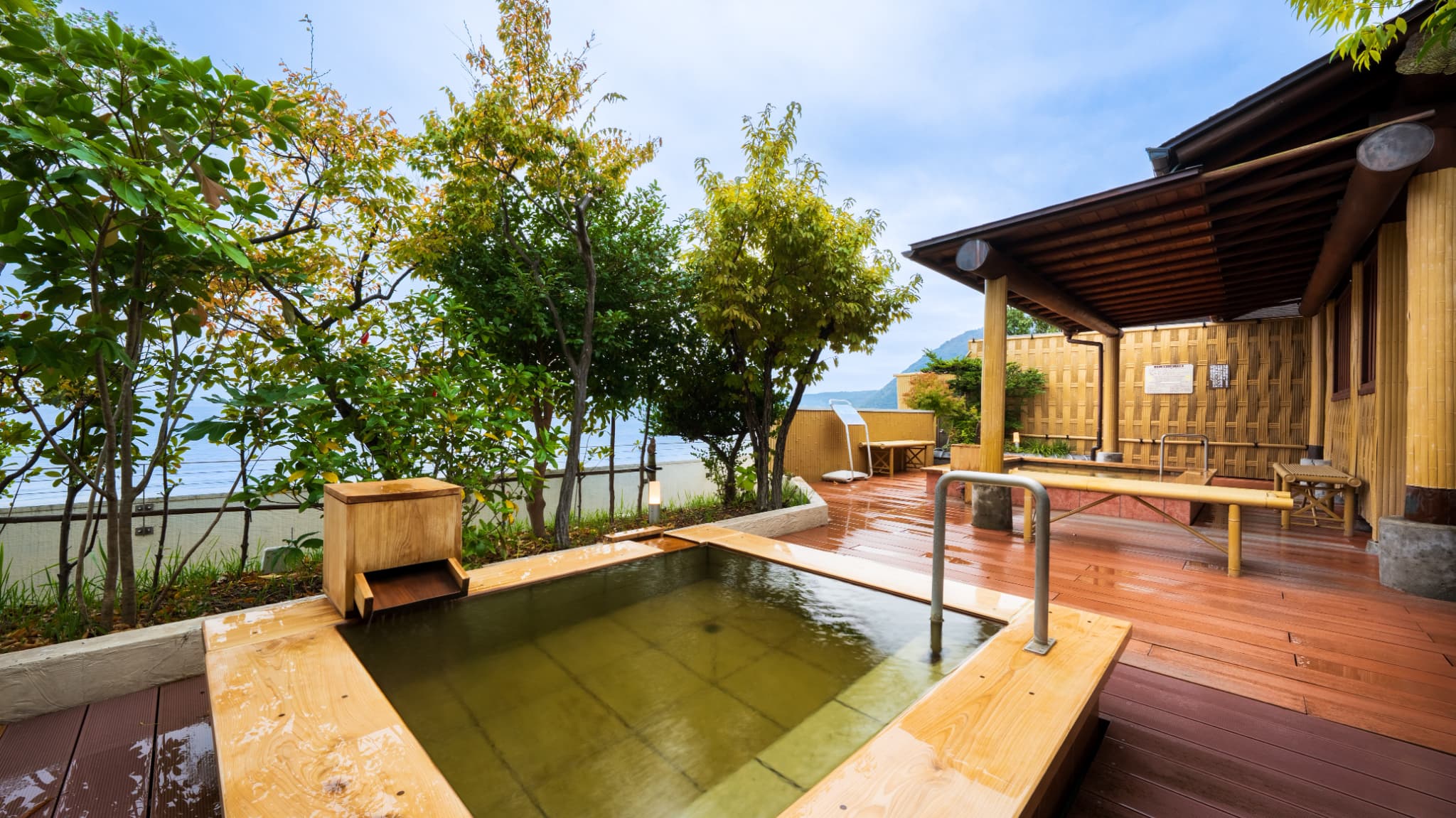 屋上露天風呂（女性）■煌めく海を一望できる