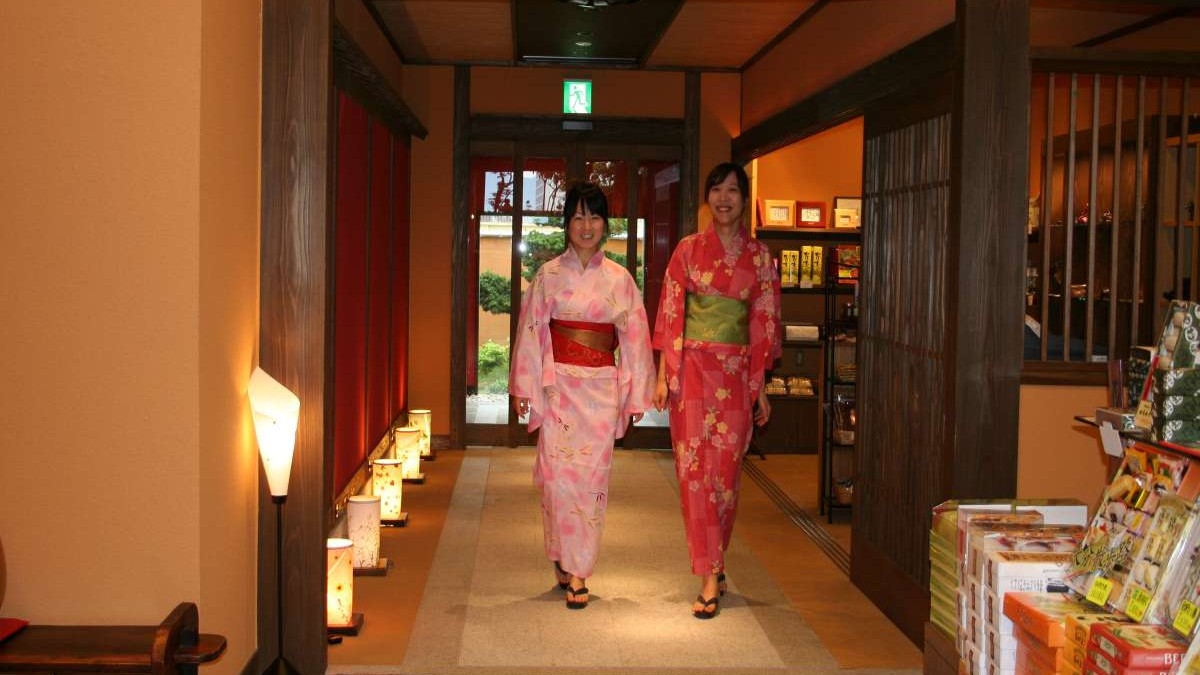 格子戸の扉を抜けると、和風旅館の情緒を満喫♪