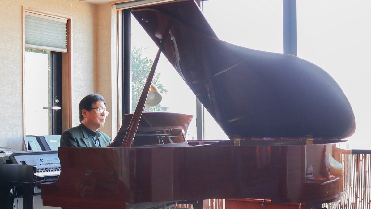 ロビーではグランドピアノの生演奏（不定期）♪　曲のリクエストにもお応えできます！