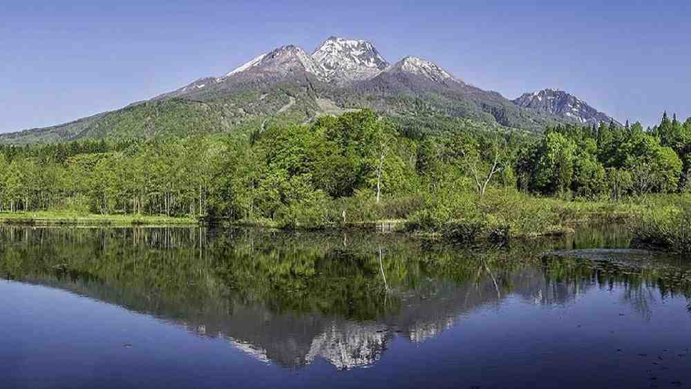 妙高山の雄大な景色と珍しい黒泥源泉かけ流しの絶景露天風呂を満喫♪（2食付）