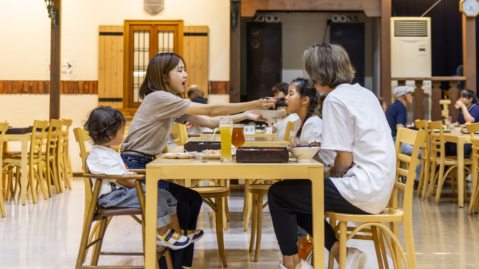 ゆったりとしたレストランで、様々なお料理や出来立てのクラフトビールをお楽しみいただけます。