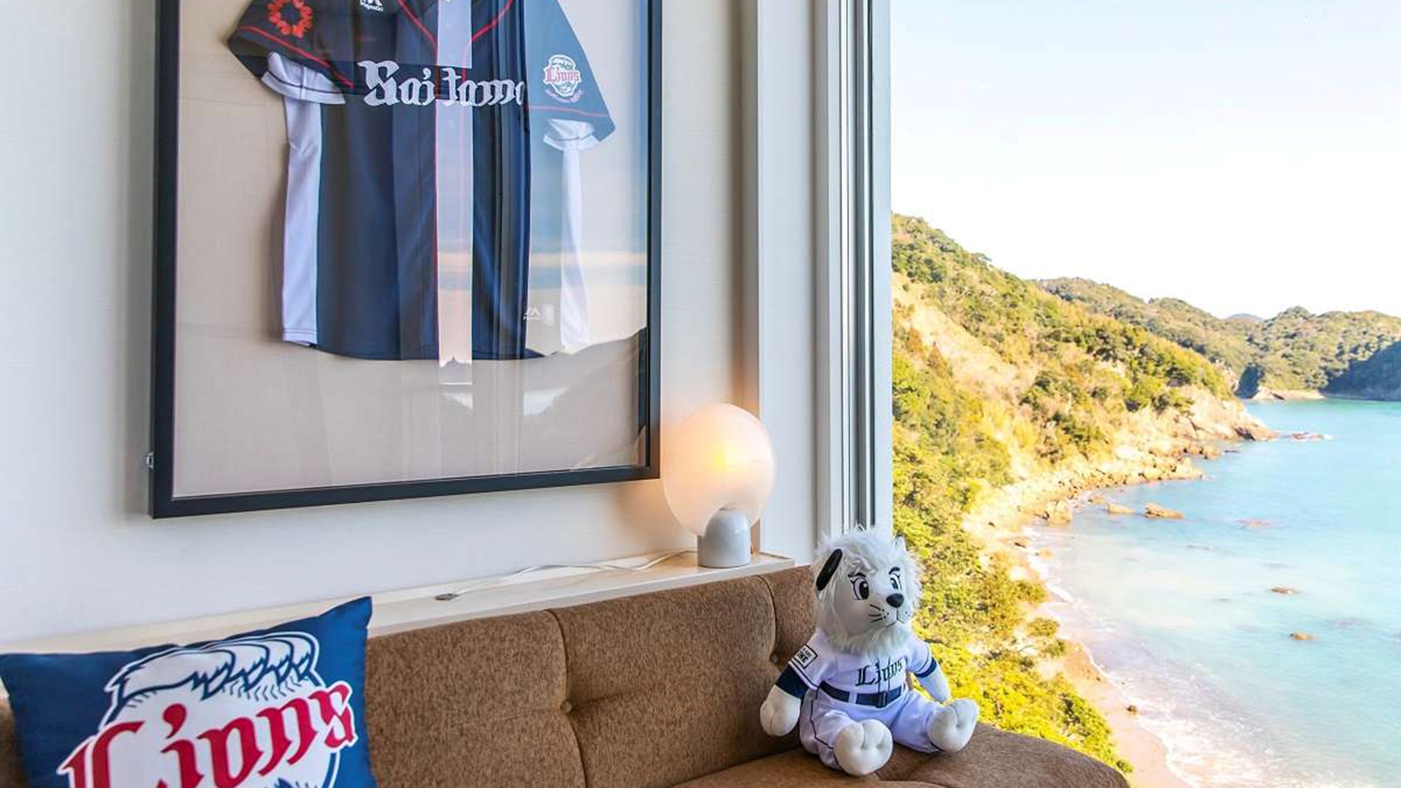 いろんなグッズに囲まれながら、海を眺めるひとときを・・・。